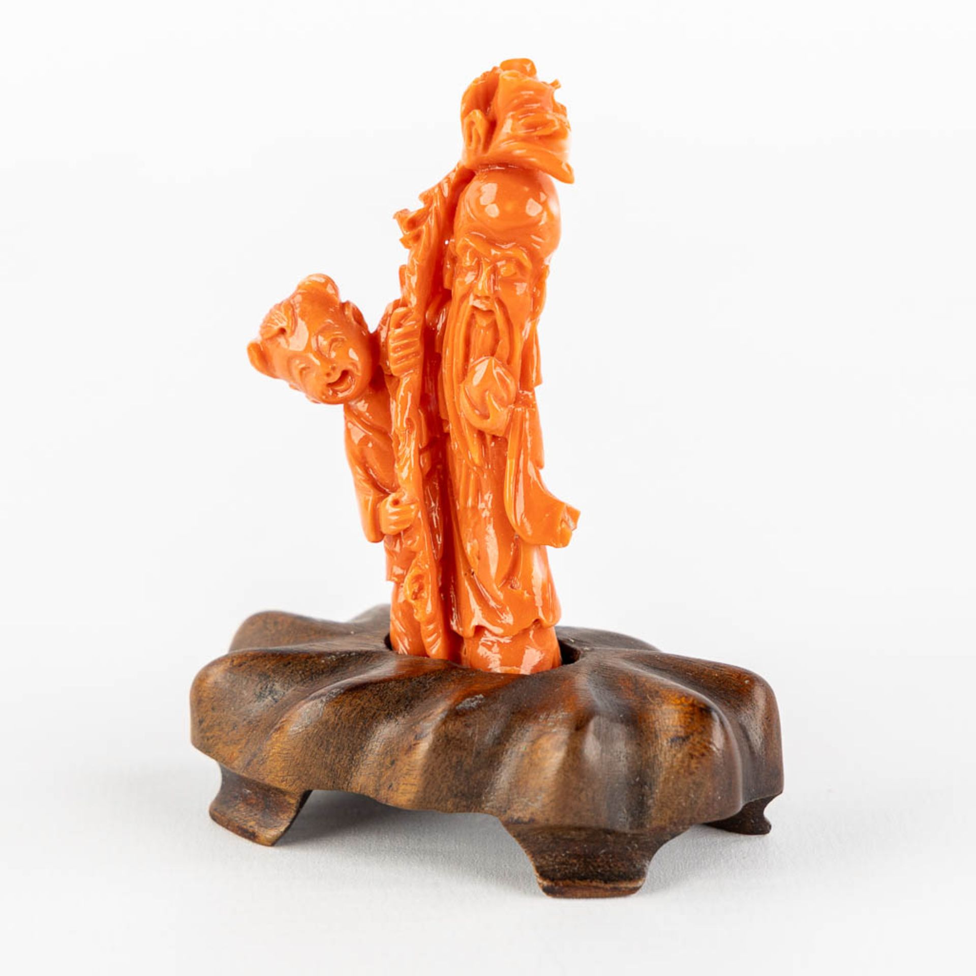 A Chinese coral figurine of Shoulao, 23g. (H:8,5 cm) - Image 3 of 9