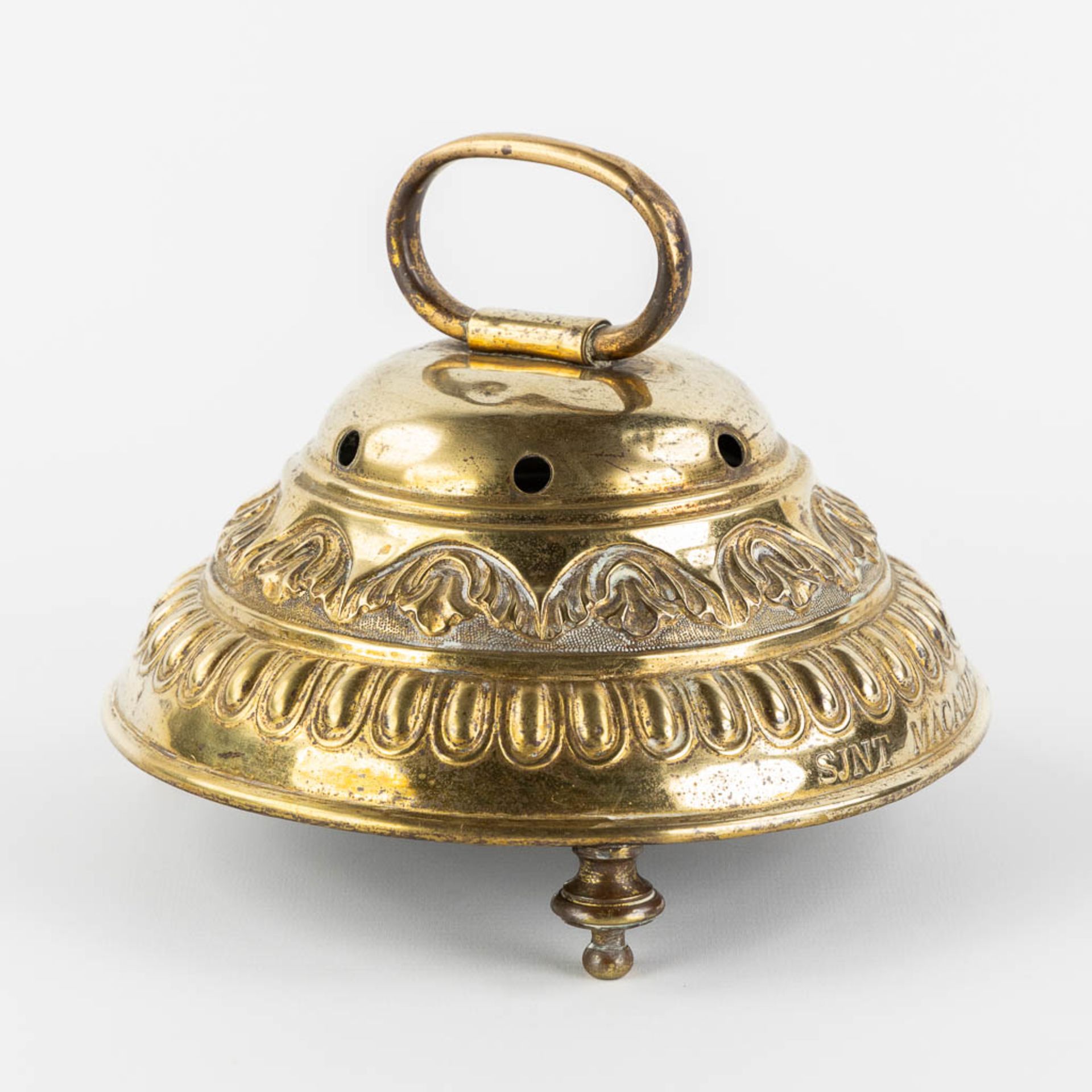 An Altar Bell with an inscription for Saint Macharius, Brass. (H:15 x D:21 cm) - Bild 3 aus 9