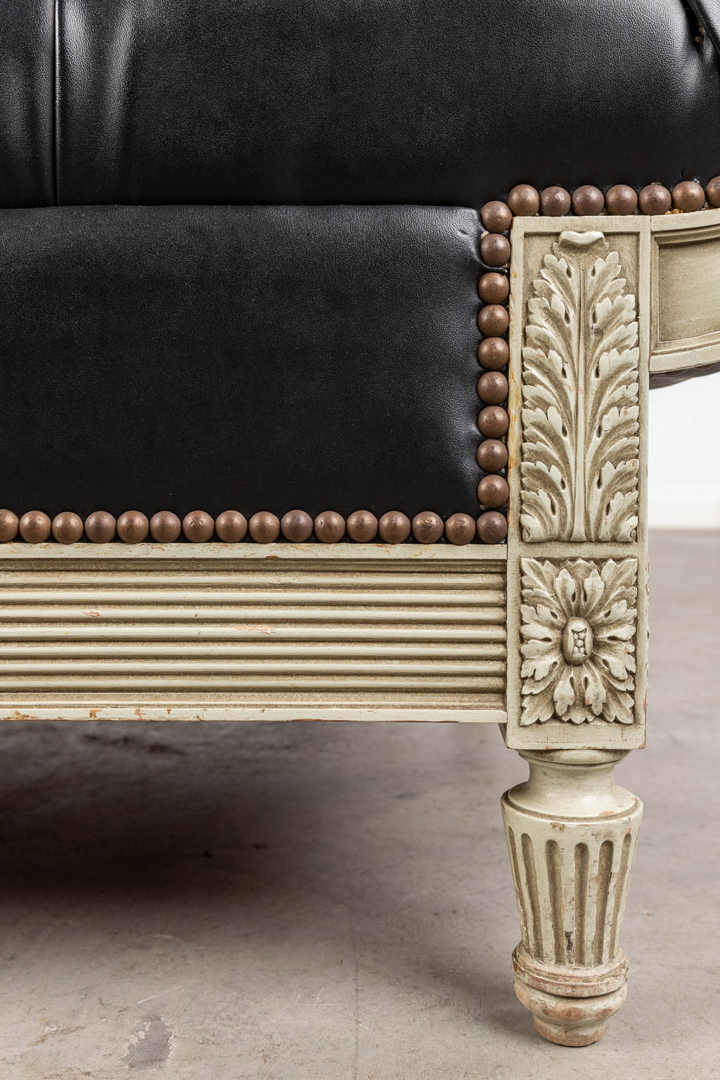 A white-patinated 'Chaise Longue', wood and leather in Louis XVI style. (L:76 x W:200 x H:87 cm) - Image 11 of 12