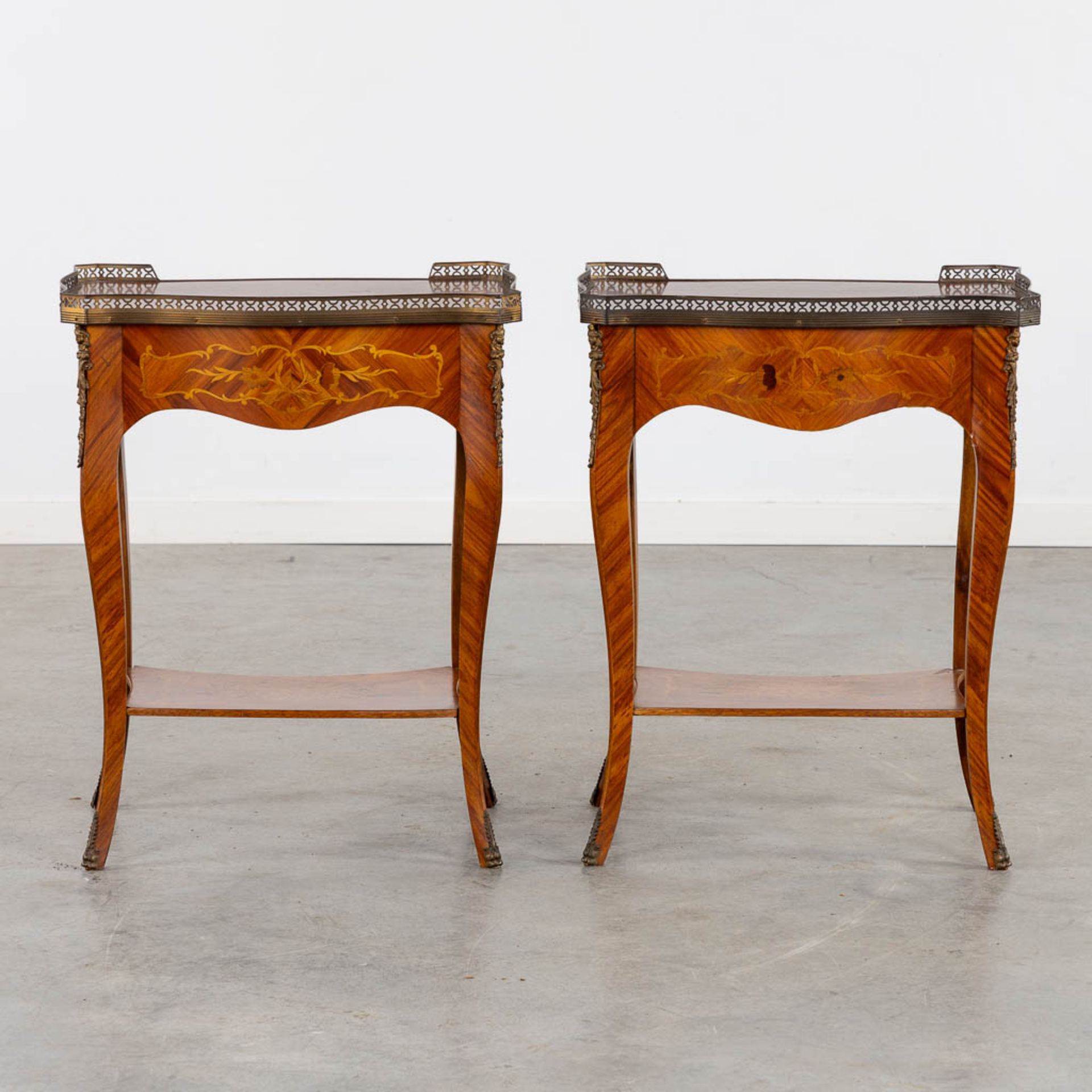 A pair of side tables, marquetry inlay and mounted with bronze. (L:37 x W:51 x H:65 cm) - Bild 6 aus 13