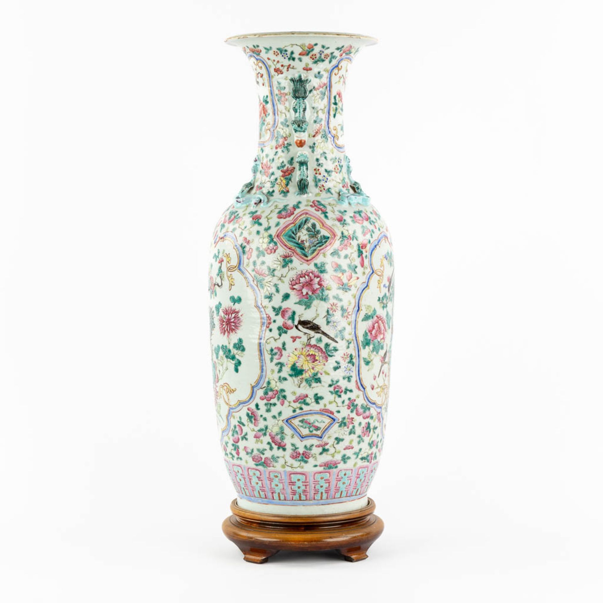A Chinese Famille Rose vase decorated with fauna and flora. (H:60 x D:24 cm) - Bild 4 aus 15