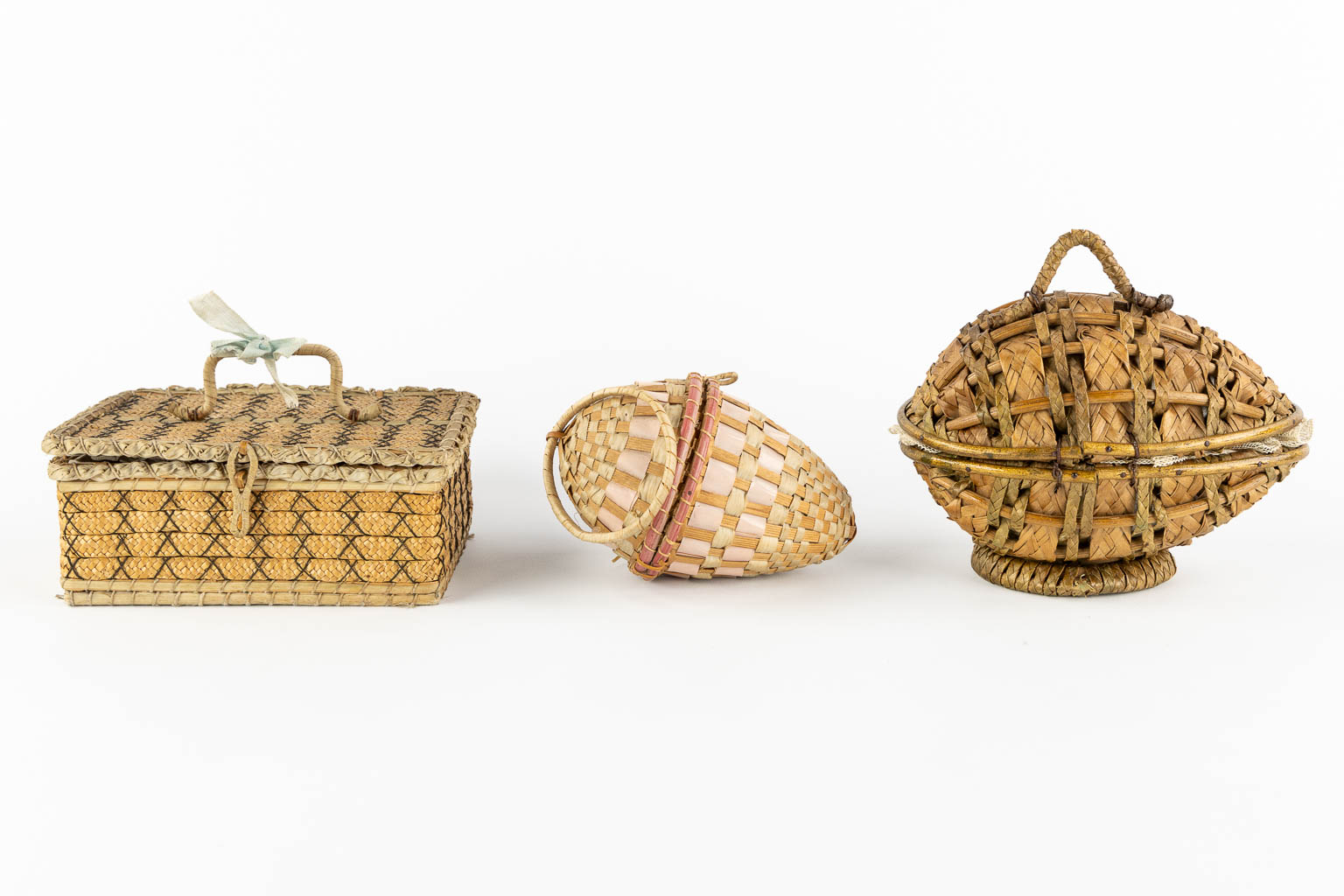 Three antique dolls, stored in a woven basket. (L:11,5 x W:17 x H:7 cm) - Image 3 of 13