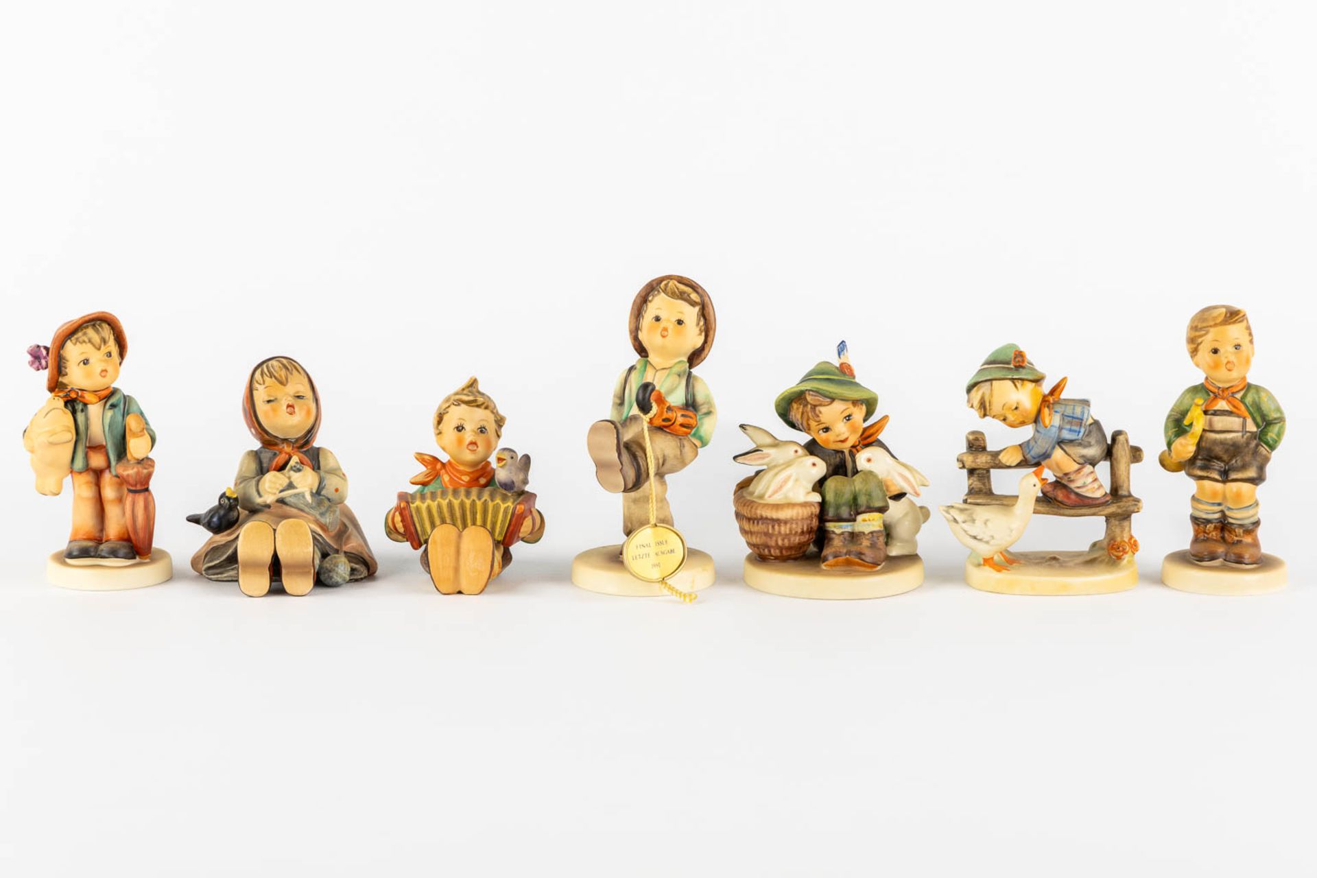 Hummel, 15 figurines, polychrome porcelain. (H:12,5 cm) - Image 3 of 8