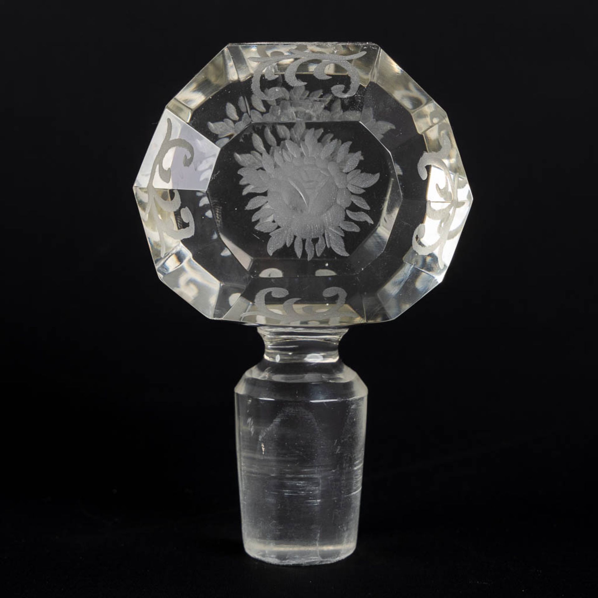 A perfume bottle, etched and mounted with a silver collar, glass. 19th C. (L:8 x W:17 x H:26,5 cm) - Bild 8 aus 11