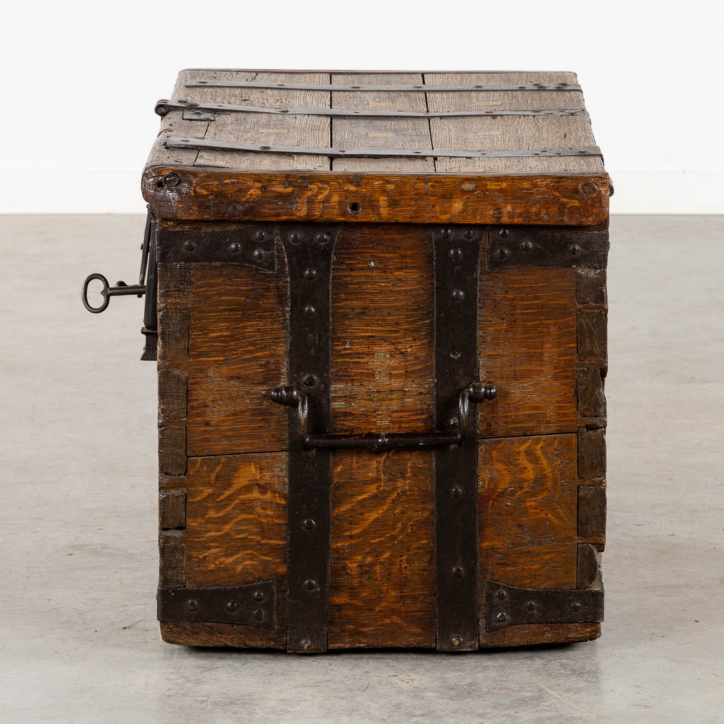 An antique Money box, wood mounted with wrought iron, circa 1500. (L:77 x W:44 x H:50 cm) - Image 5 of 14