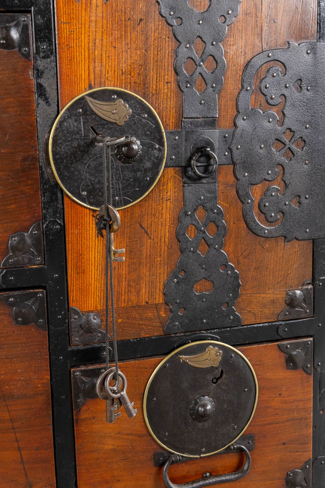 A Japanese 'Tansu' clothing cabinet, wood mounted with metal. (L:43 x W:111 x H:91 cm) - Bild 14 aus 15