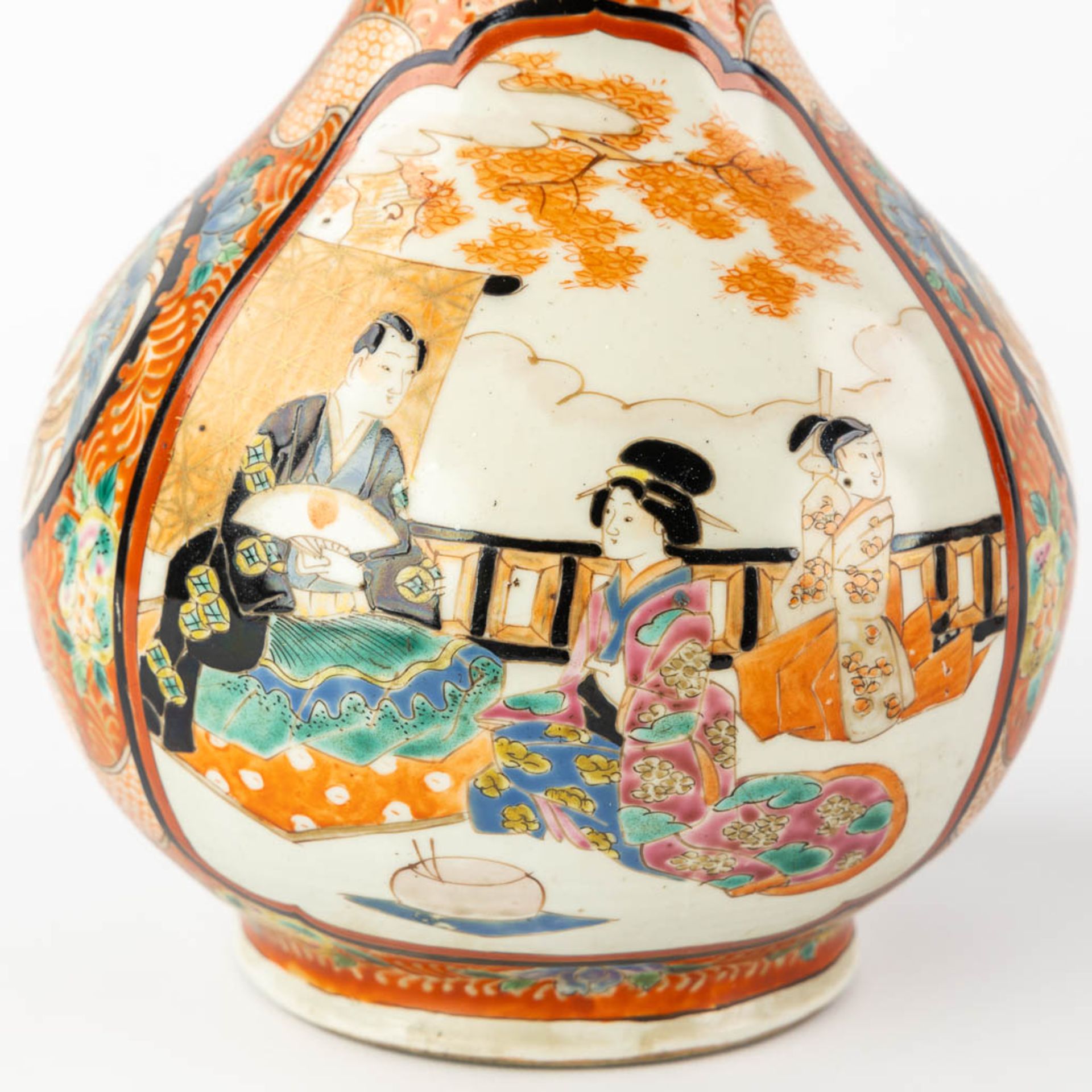Four plates and two vases, Japan, Imari. 19th and 20th C. (H:34,5 x D:17 cm) - Bild 18 aus 19