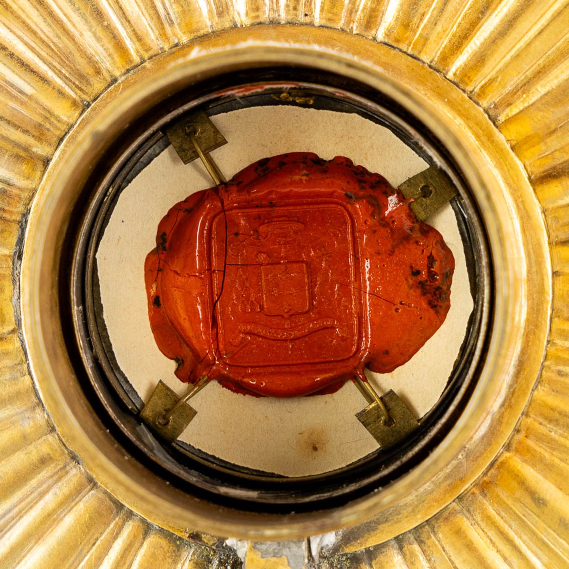 A small sunburst monstrance with a relic for the 'True Cross'. (L:10 x W:17,5 x H:30,5 cm) - Bild 10 aus 12