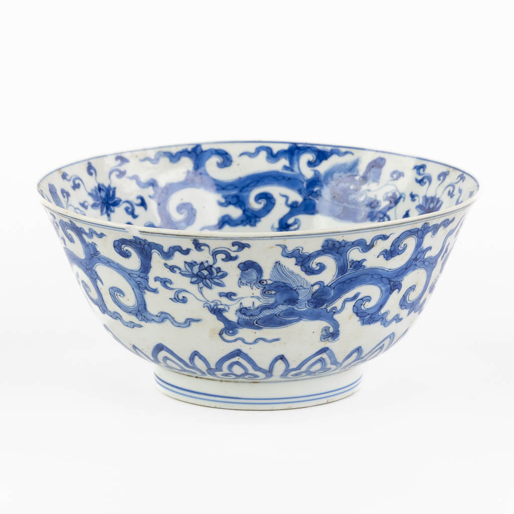 A Chinese bowl with dragon decor, Blue-White decor, Kangxi period. (H:9,5 x D:21 cm) - Image 3 of 10