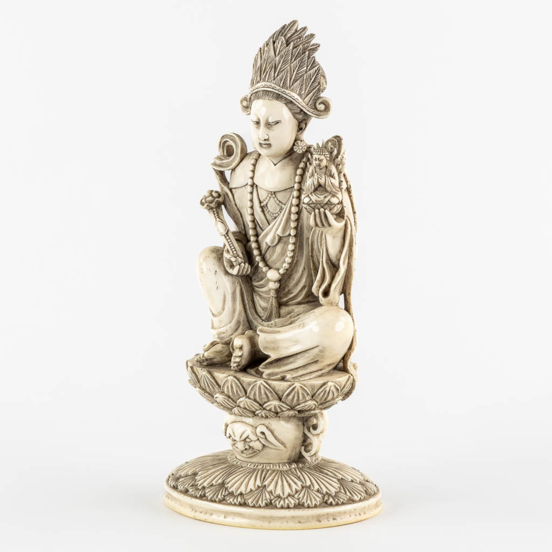 A Chinese Buddha holding a Ruyi and Buddha, sculptured ivory. Circa 1900. (L:10,5 x W:12,5 x H:25,5  - Bild 3 aus 11