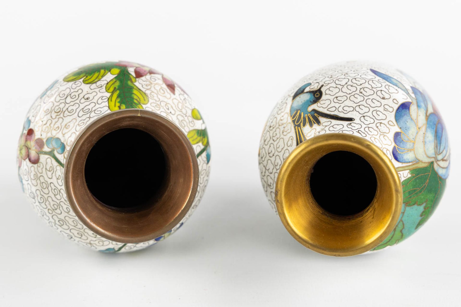 Twelve pieces of Cloisonné enamelled vases and trinklet bowls. Three pairs. (H:23 cm) - Bild 11 aus 14