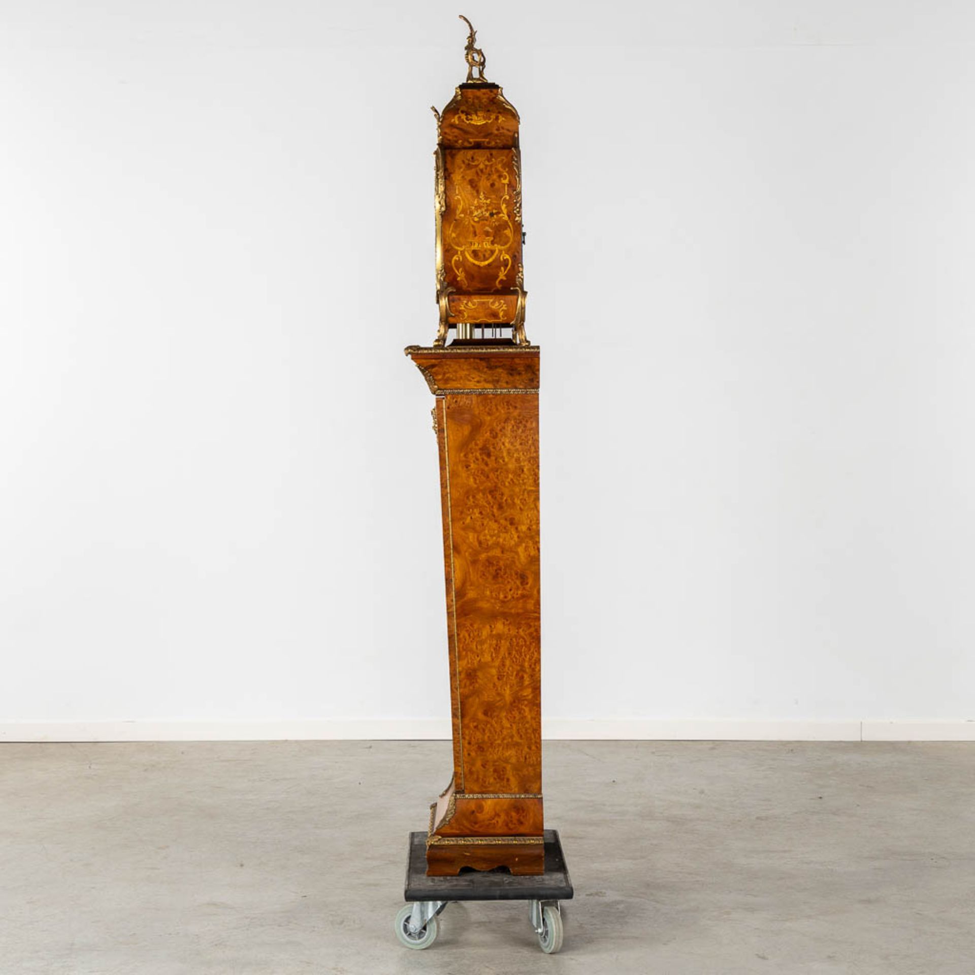 A cartel clock on a pedestal, Westminster movement, marquetry inlay and mounted with bronze. (L:29 x - Bild 8 aus 15
