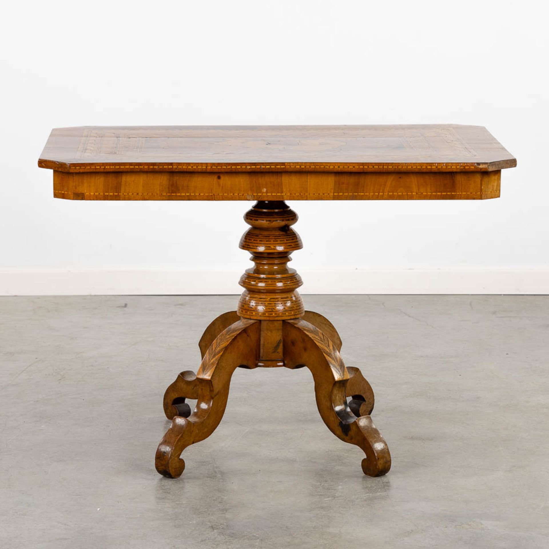 A side table, marquetry inlay with a 'Battle Cart'. 19th C. (L:60 x W:90 x H:62 cm) - Bild 3 aus 12