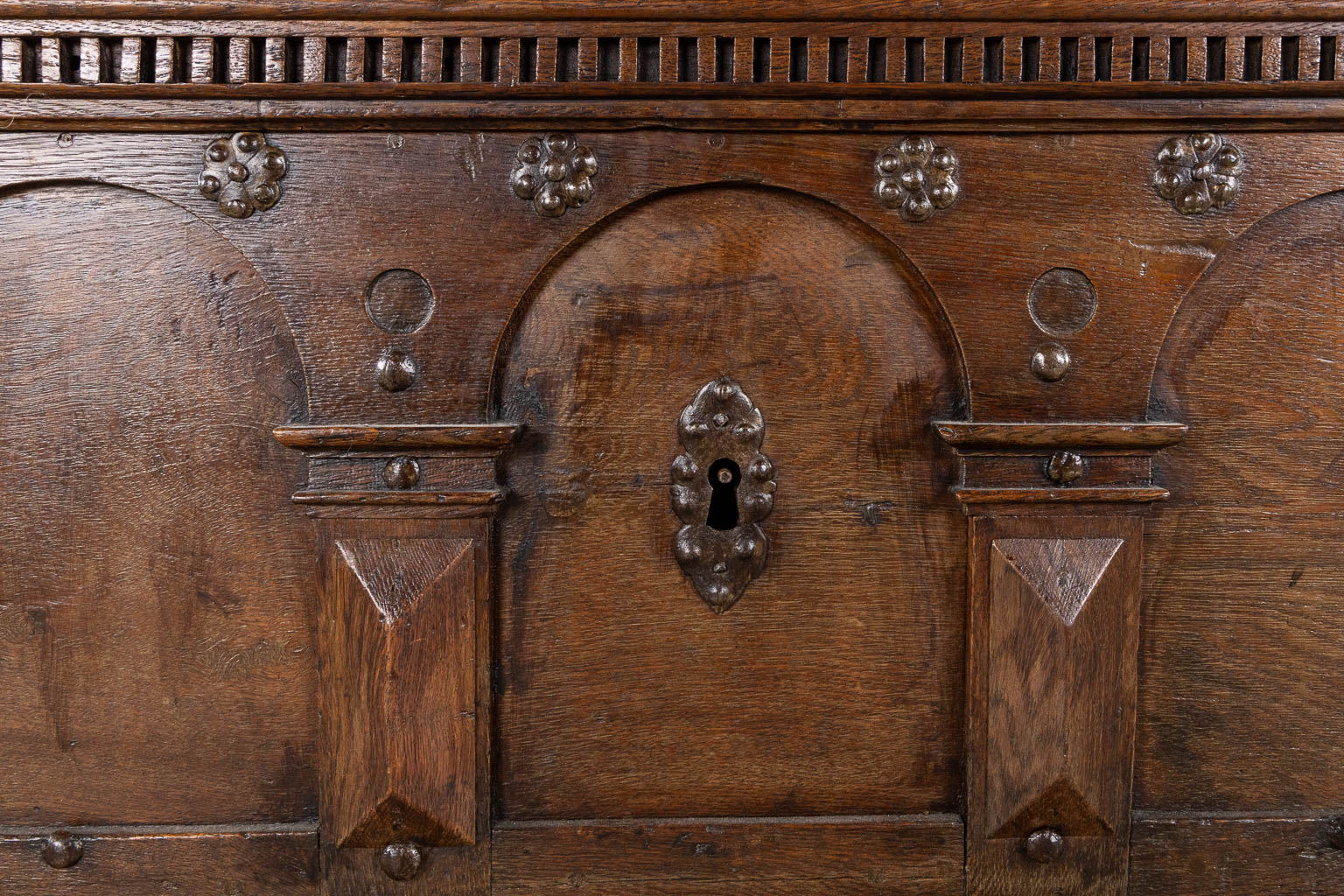 An antique chest mounted with wrought-iron, The Netherlands, 17th C. (L:57 x W:97 x H:56 cm) - Image 9 of 11