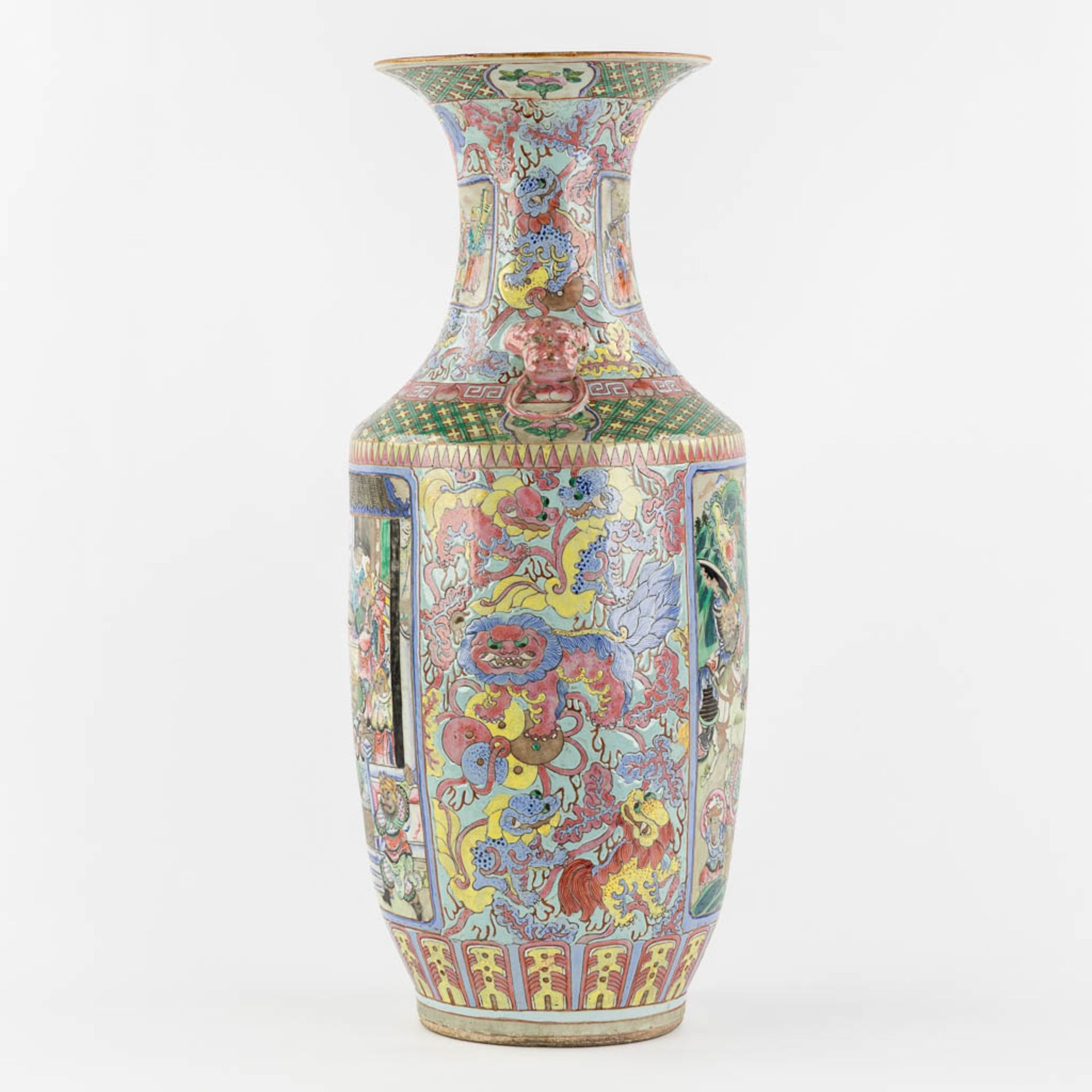 A Chinese vase, Famille Rose decorated with warriors. (H:58 x D:24 cm) - Bild 5 aus 14