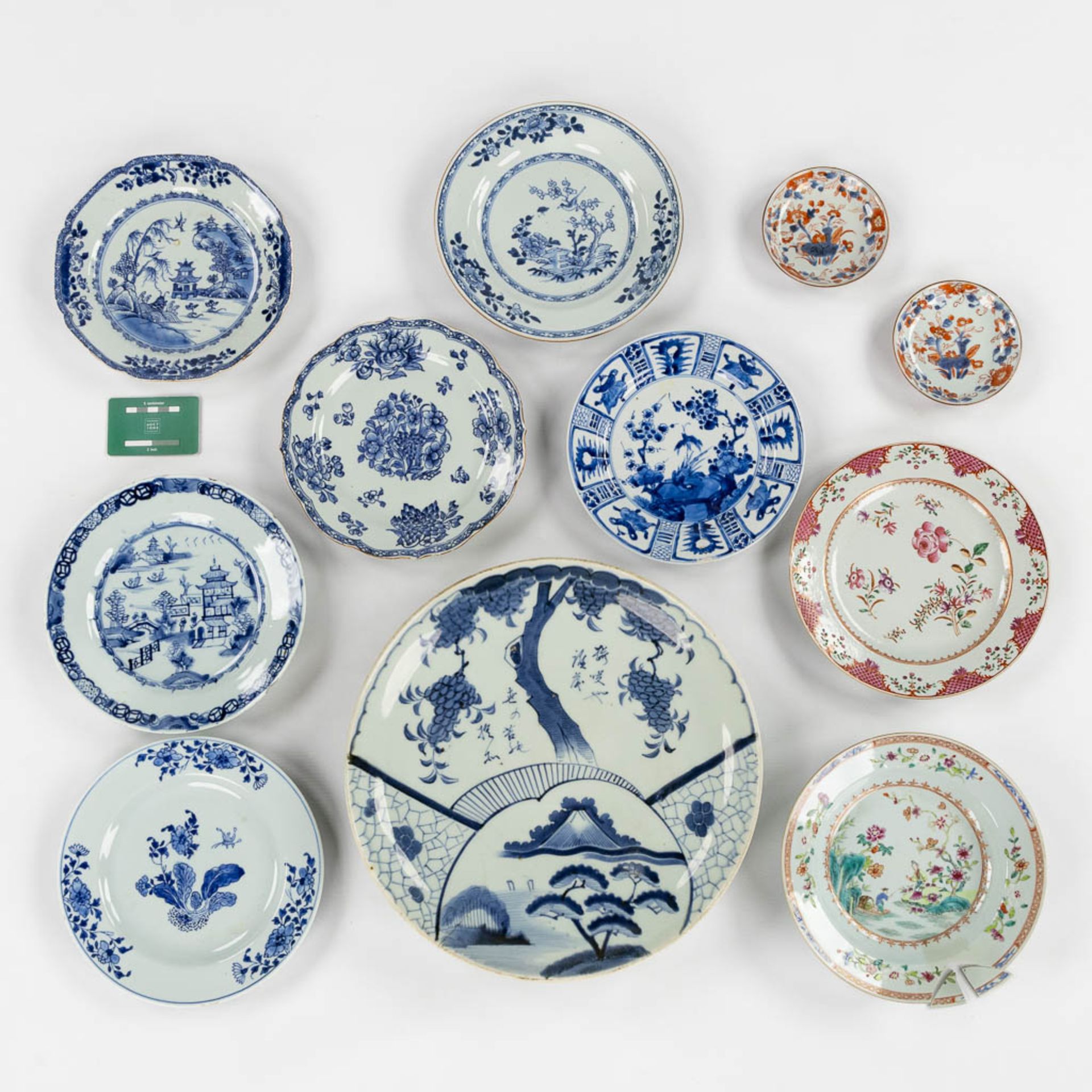 Eleven plates, Blue-White and Famille Rose, 18th and 19th C. (D:36,5 cm) - Bild 2 aus 9