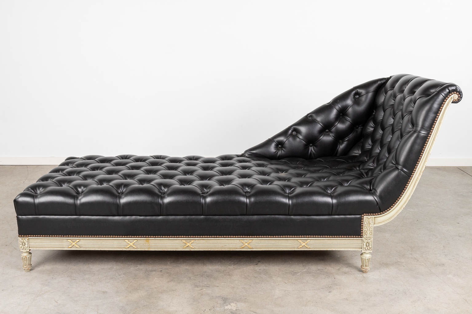 A white-patinated 'Chaise Longue', wood and leather in Louis XVI style. (L:76 x W:200 x H:87 cm) - Image 3 of 12