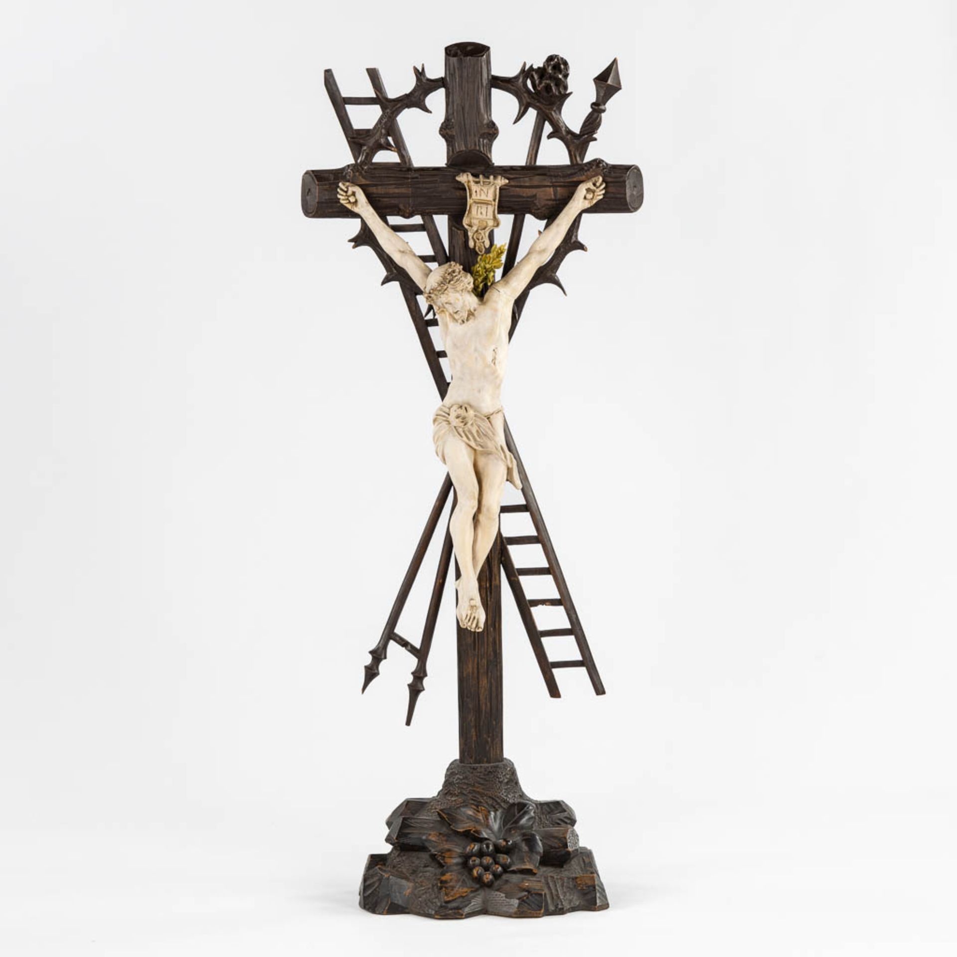 Three large crucifixes, sculptured wood and plaster. (W:46 x H:115 cm) - Bild 3 aus 9