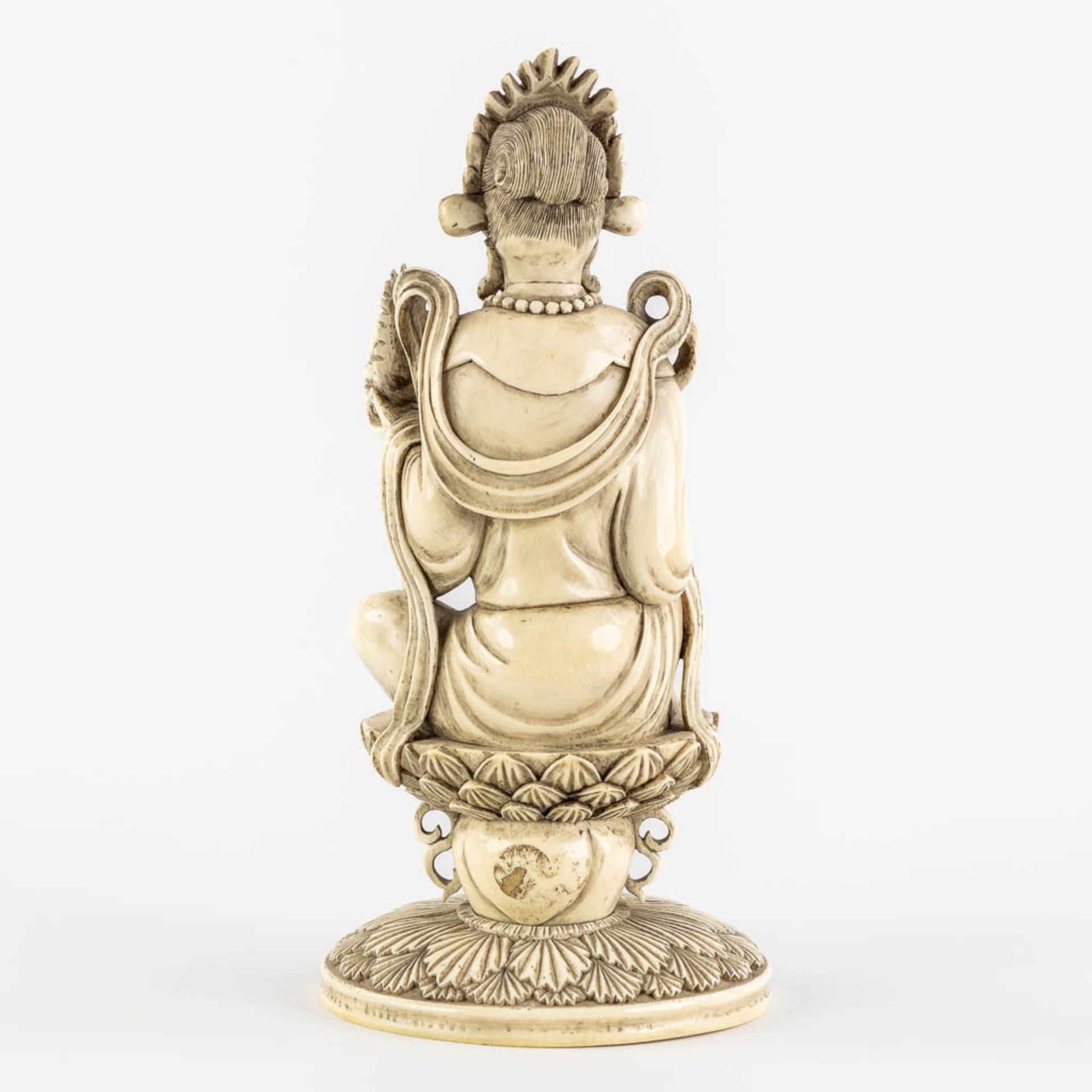 A Chinese Buddha holding a Ruyi and Buddha, sculptured ivory. Circa 1900. (L:10,5 x W:12,5 x H:25,5  - Bild 5 aus 11