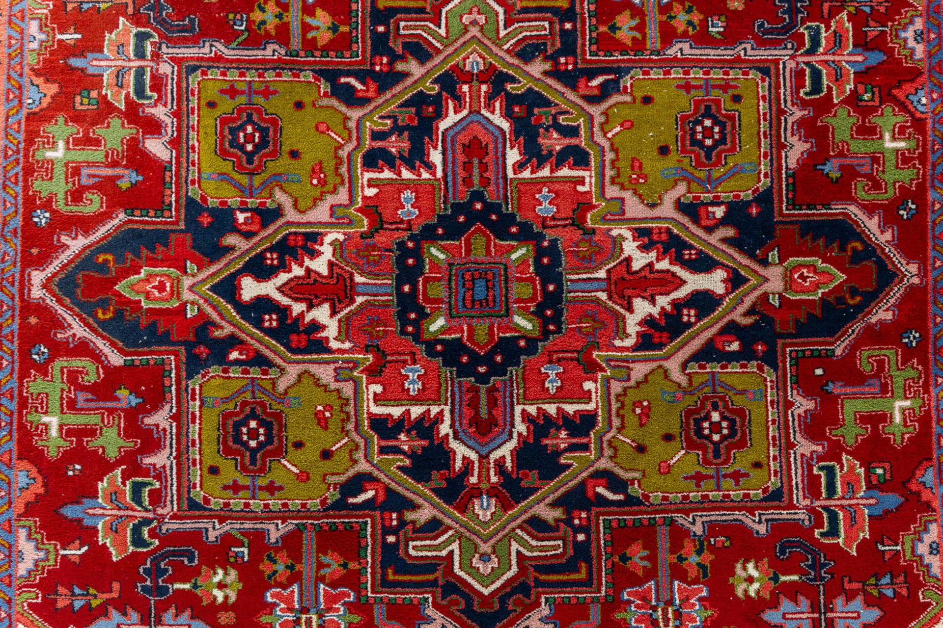 An Oriental hand-made carpet, Heriz. (L:350 x W:252 cm) - Image 3 of 11