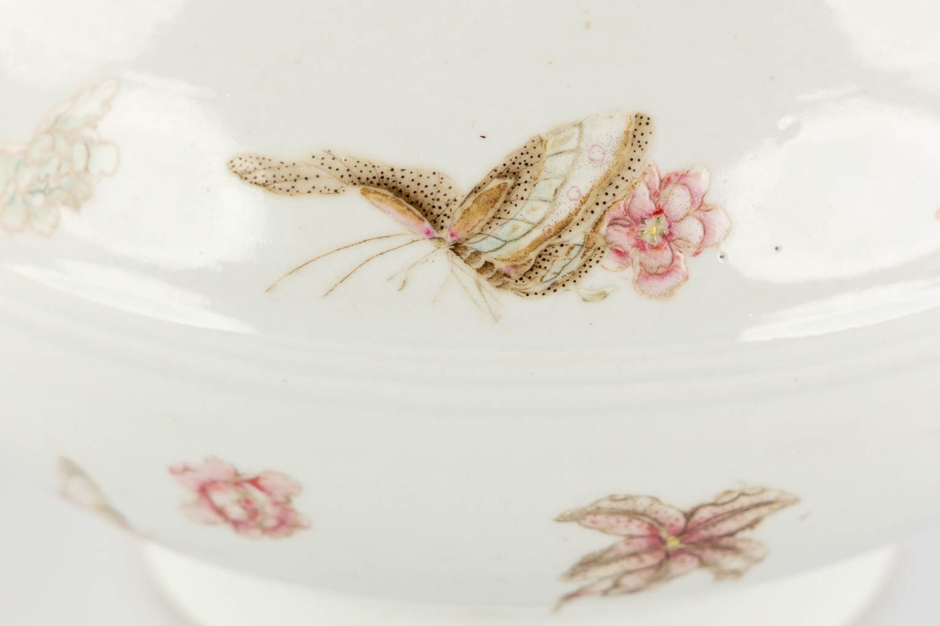An unusual Chinese Famille Rose vase, decorated with butterflies, Yonghzeng mark, 19th C. (H:31 x D: - Image 10 of 11