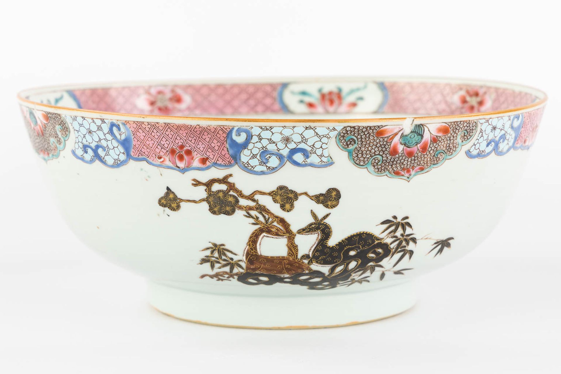 A large Chinese Famille Rose 'Deer' bowl. 19th C. (H:11 x D:28,5 cm) - Image 6 of 14