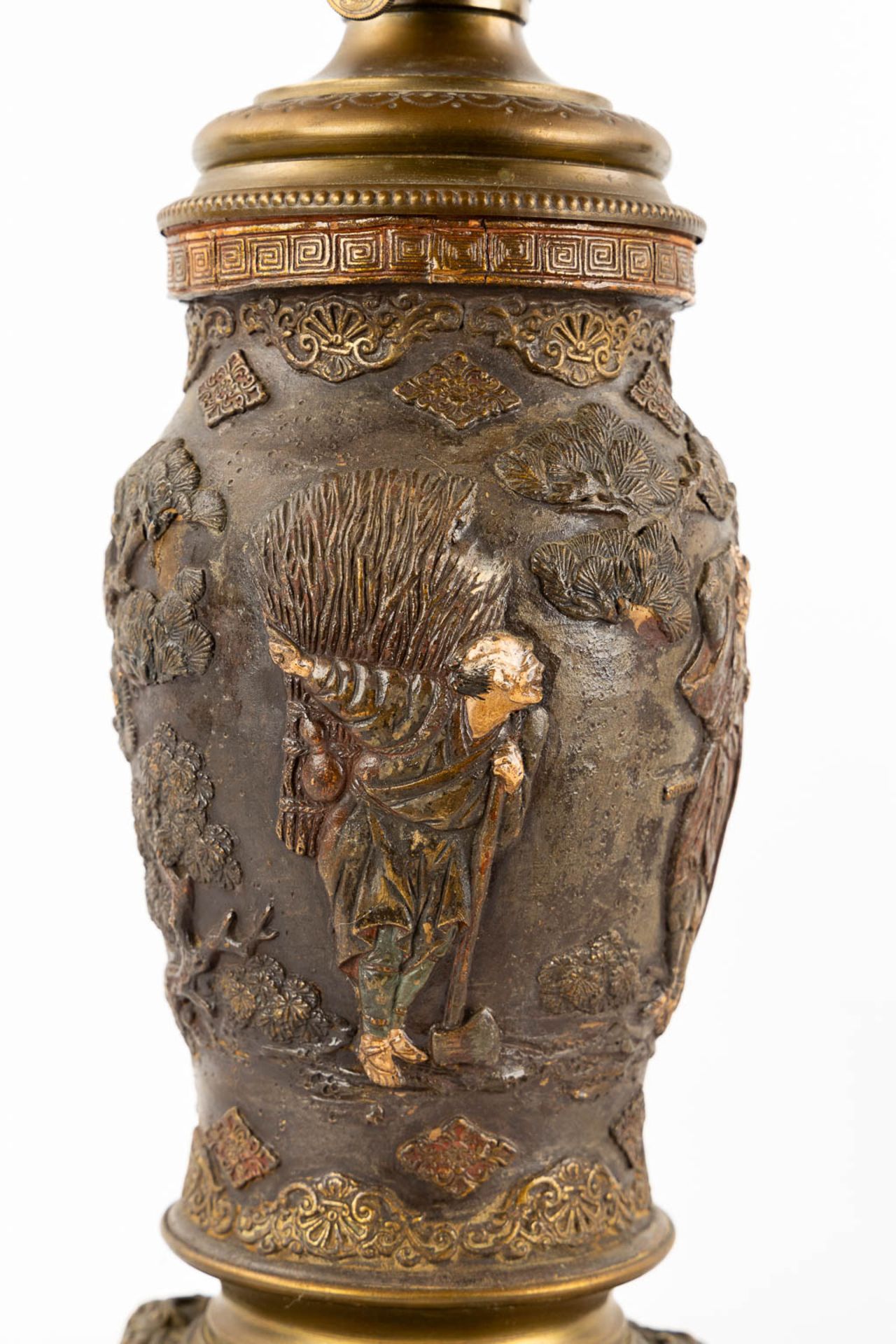 An Oriental pair of oil lamps, terracotta mounted with bronze. Circa 1900. (H:66 x D:18 cm) - Bild 11 aus 17