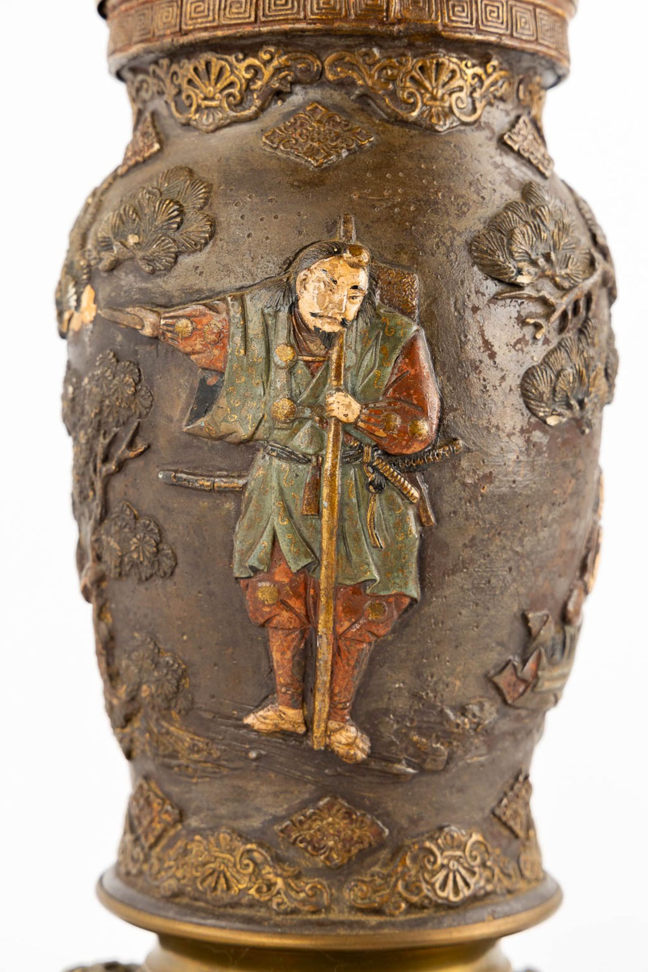 An Oriental pair of oil lamps, terracotta mounted with bronze. Circa 1900. (H:66 x D:18 cm) - Bild 15 aus 17