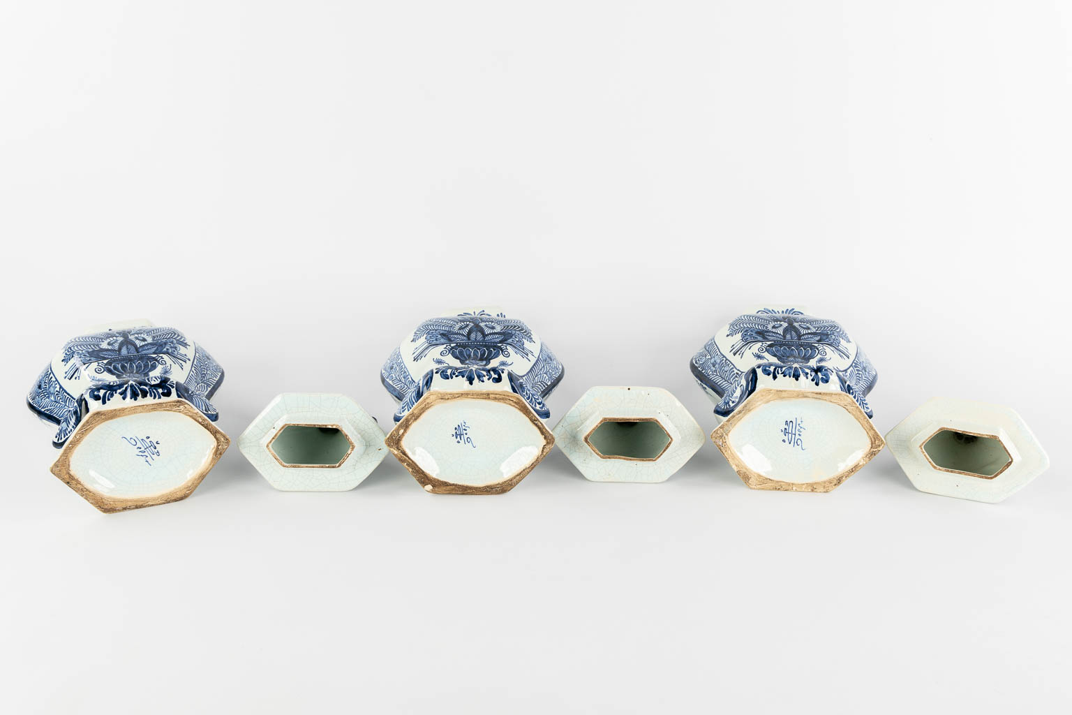 Oud Delft, Nijmegen. A 5-piece 'Kaststel', faience. (L:12 x W:18 x H:38 cm) - Image 7 of 18