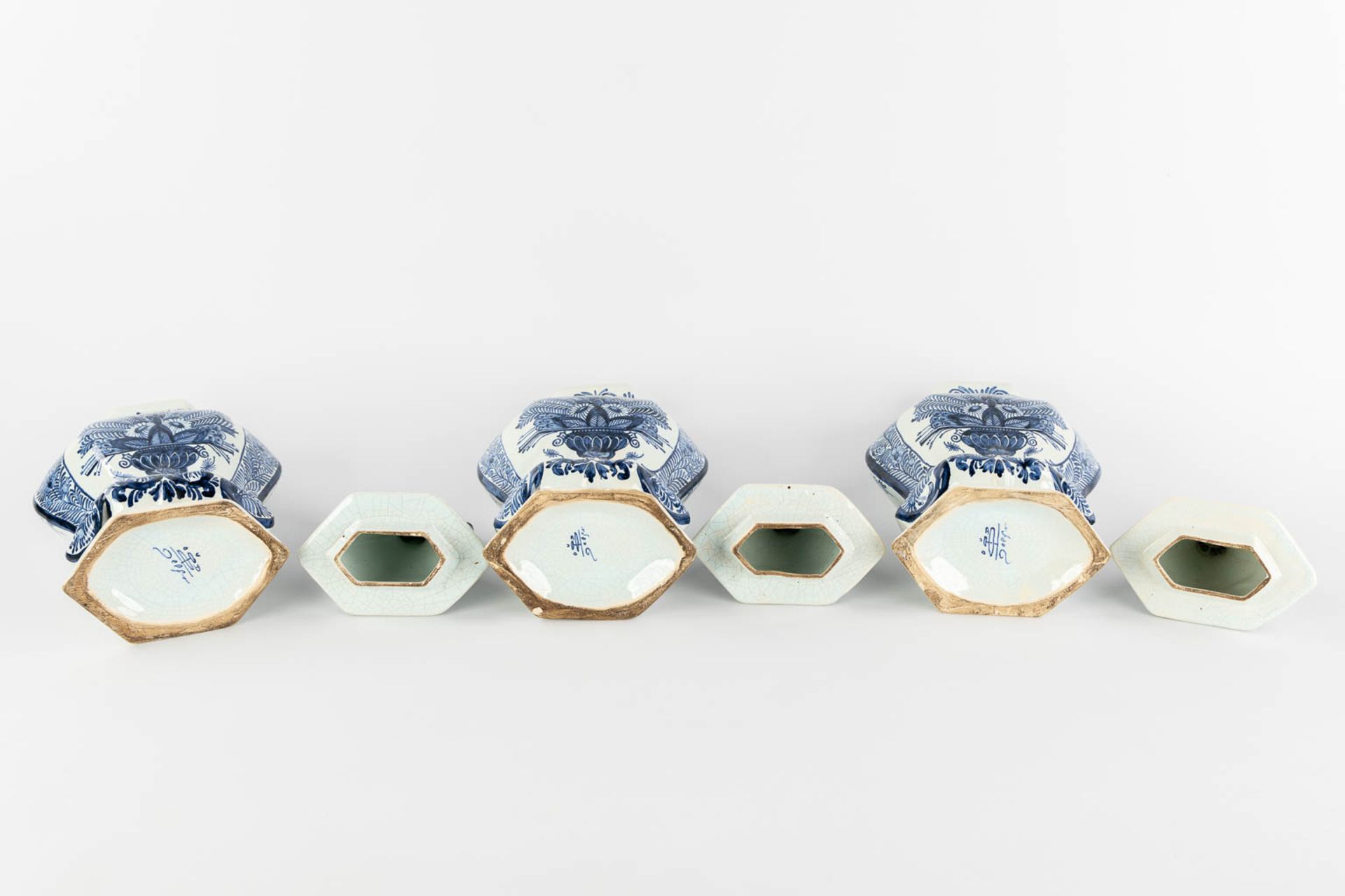 Oud Delft, Nijmegen. A 5-piece 'Kaststel', faience. (L:12 x W:18 x H:38 cm) - Image 7 of 18