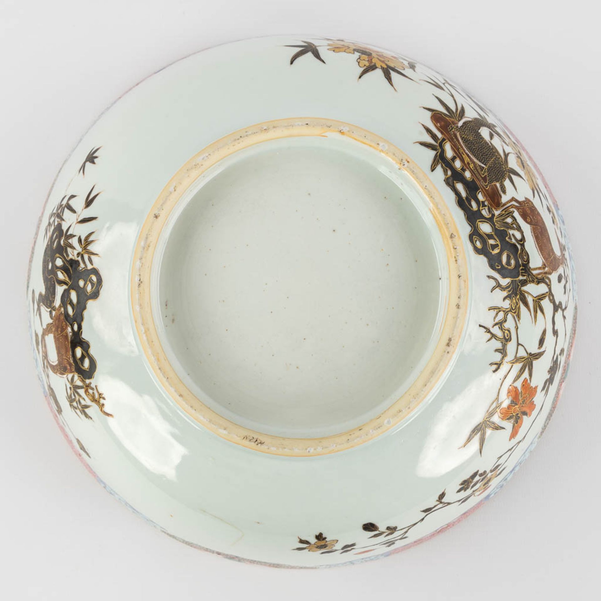 A large Chinese Famille Rose 'Deer' bowl. 19th C. (H:11 x D:28,5 cm) - Image 14 of 14