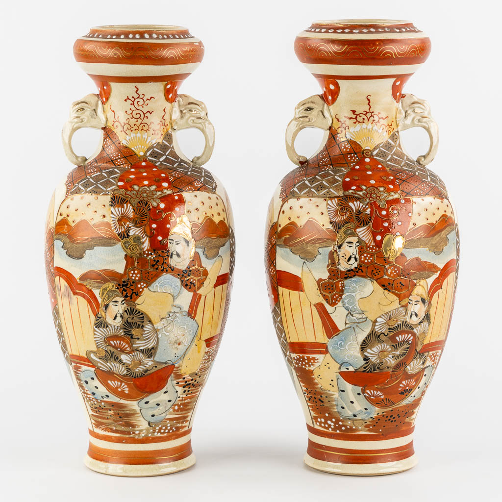 Two Japanese Kutani oil lamps, added two vases. (H:57 x D:15 cm) - Bild 12 aus 16
