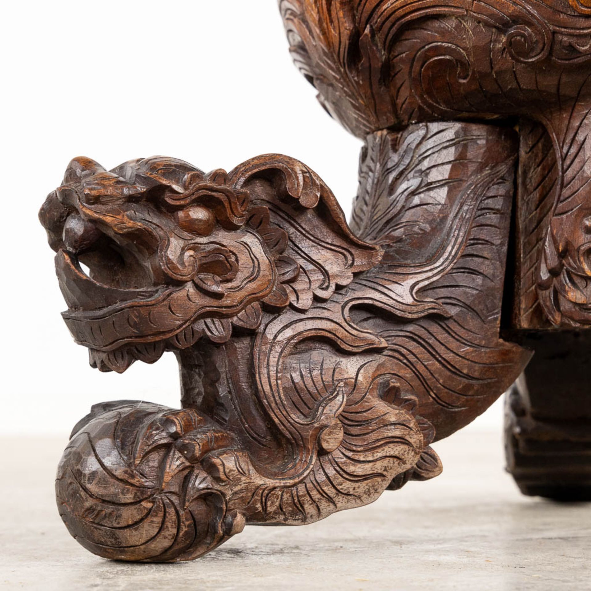 A Oriental hardwood pedestal with a sculptured dragon. (W:42 x H:125 cm) - Bild 10 aus 13