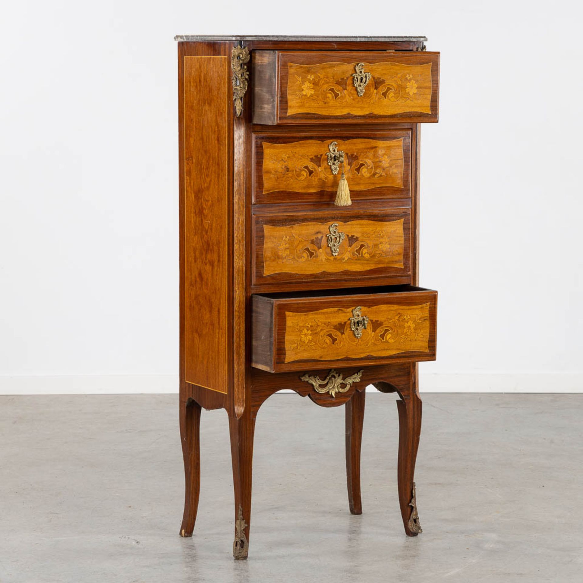 A Secretaire cabinet, Marquetry inlay and mounted with bronze. Circa 1900. (L:34 x W:56 x H:128 cm) - Bild 5 aus 15