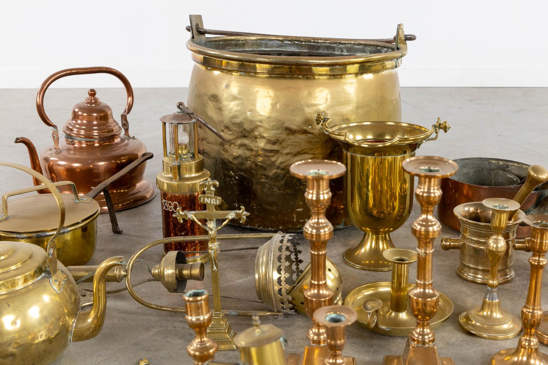 A large collection of antique copper items. (H:37 x D:46 cm) - Bild 7 aus 8