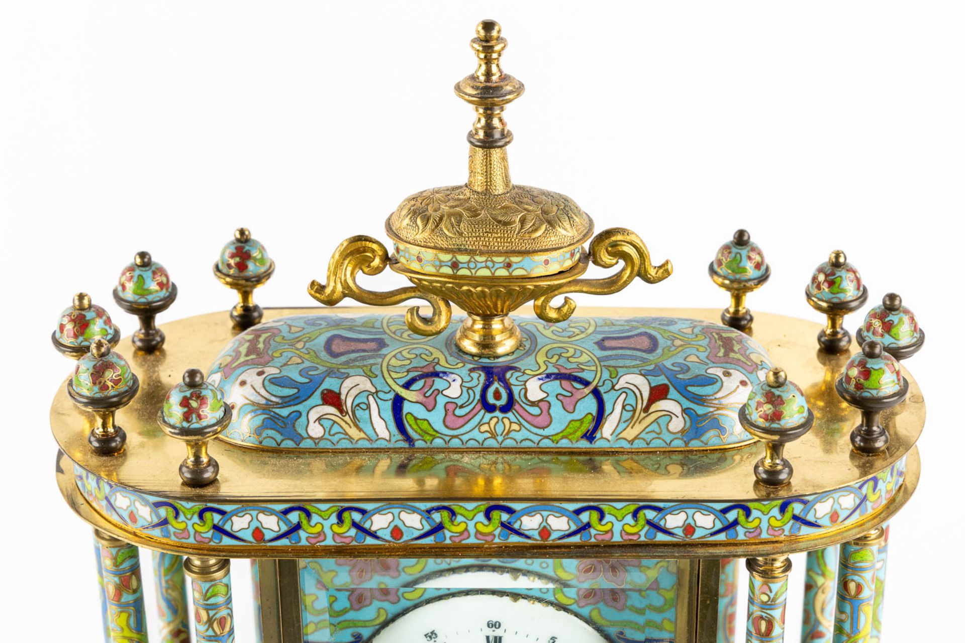 A decorative table clock, finished with cloisonné enamel. (L:15 x W:32 x H:46 cm) - Bild 8 aus 11