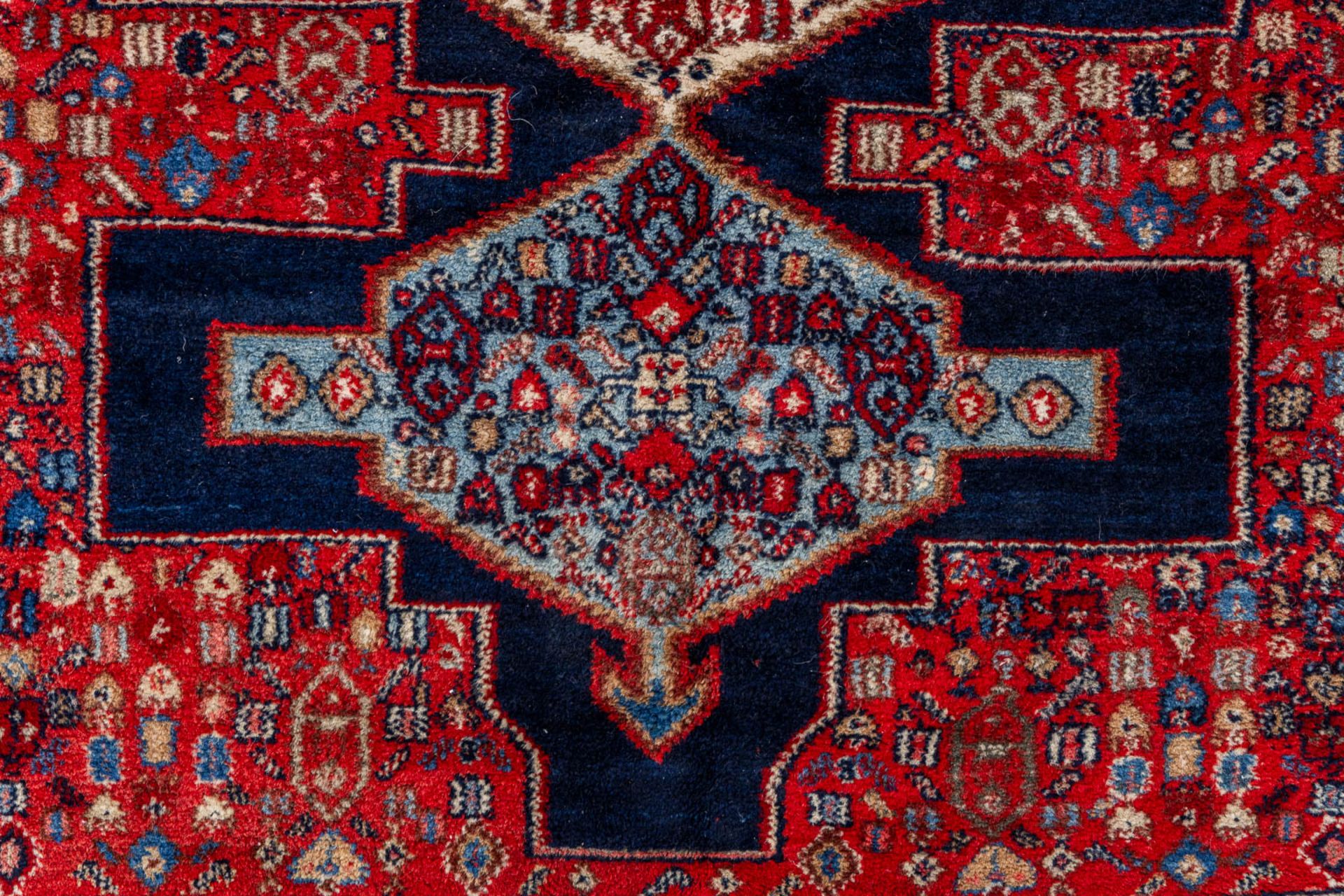 An Oriental hand-made carpet, Senneh, Iran. (L:157 x W:126 cm) - Bild 3 aus 9