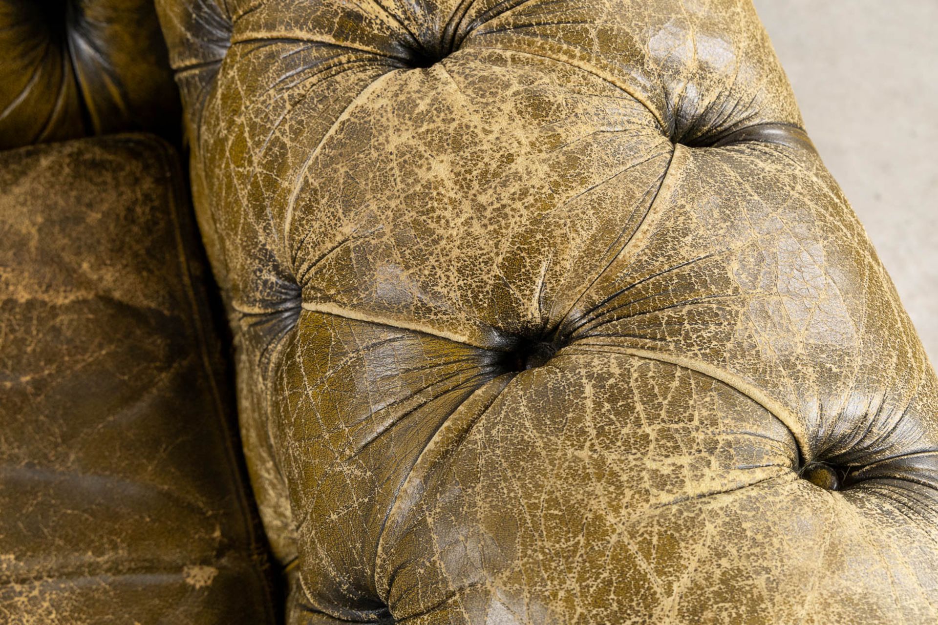 A Chesterfield three-person, green leather sofa. (L:90 x W:188 x H:68 cm) - Bild 13 aus 13