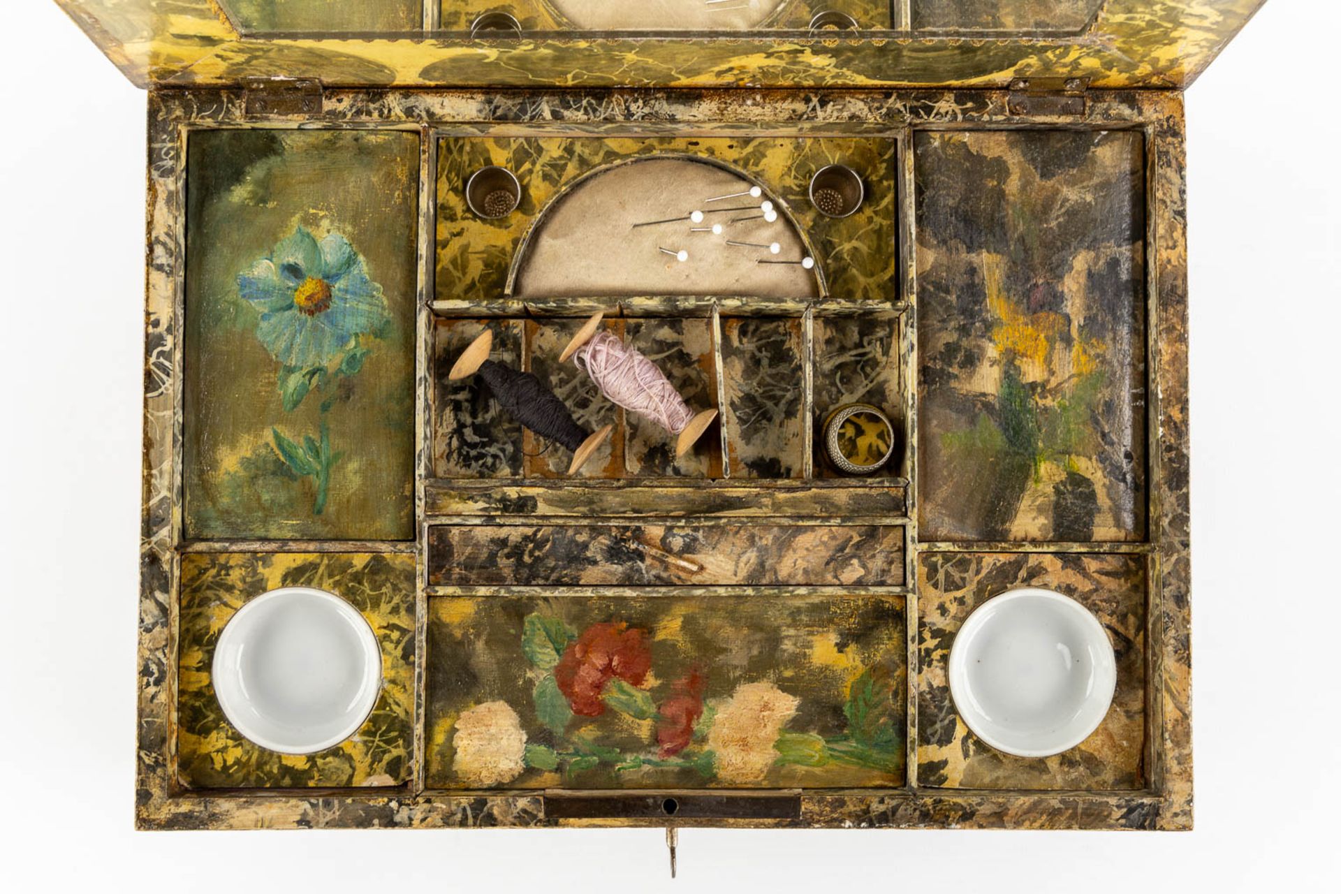 A sewing box with a small painting and accessories. (L:22 x W:30 x H:12 cm) - Image 8 of 9
