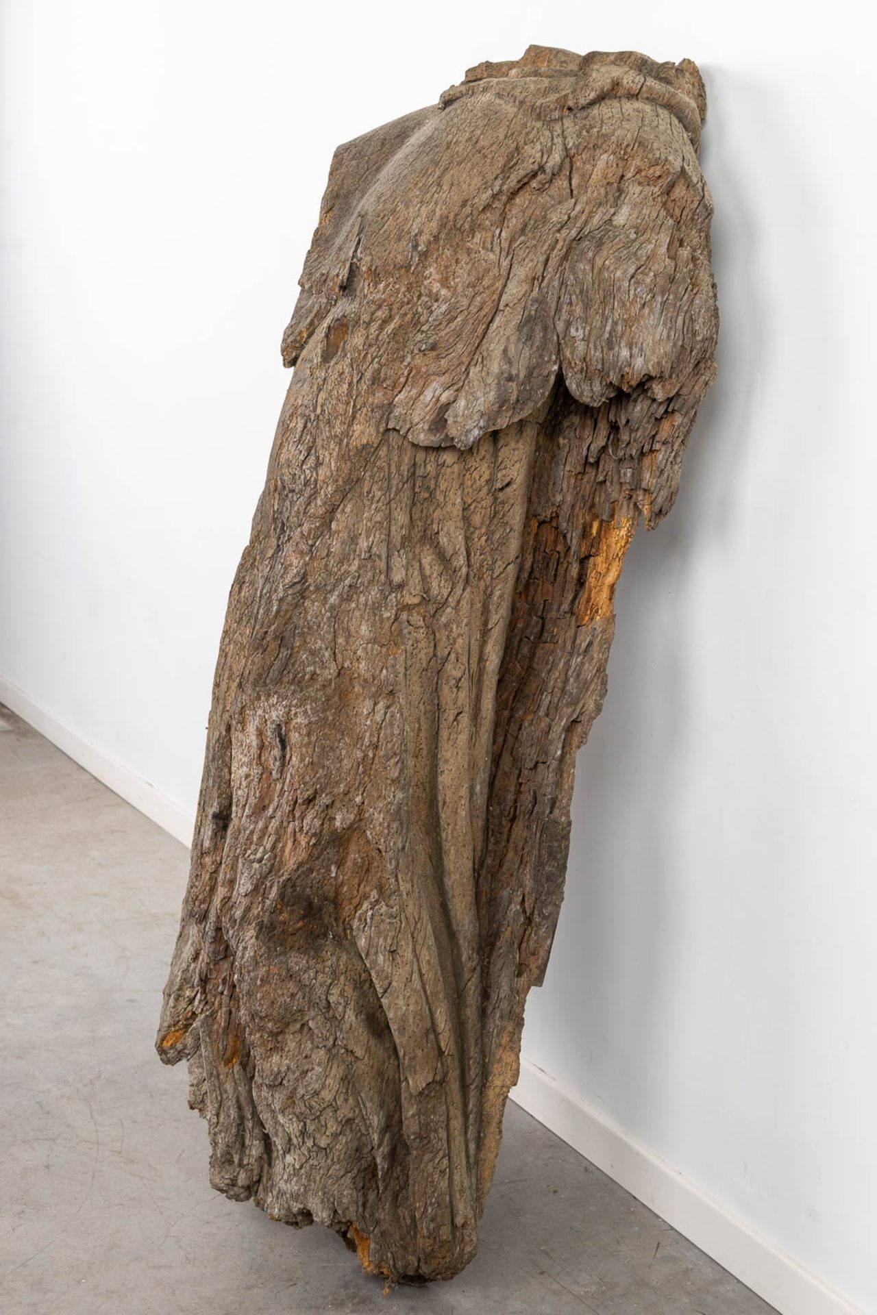 The antique remains of a wood sculptured angel or saint, 16th/17th C. (L:38 x W:63 x H:147 cm) - Bild 5 aus 10