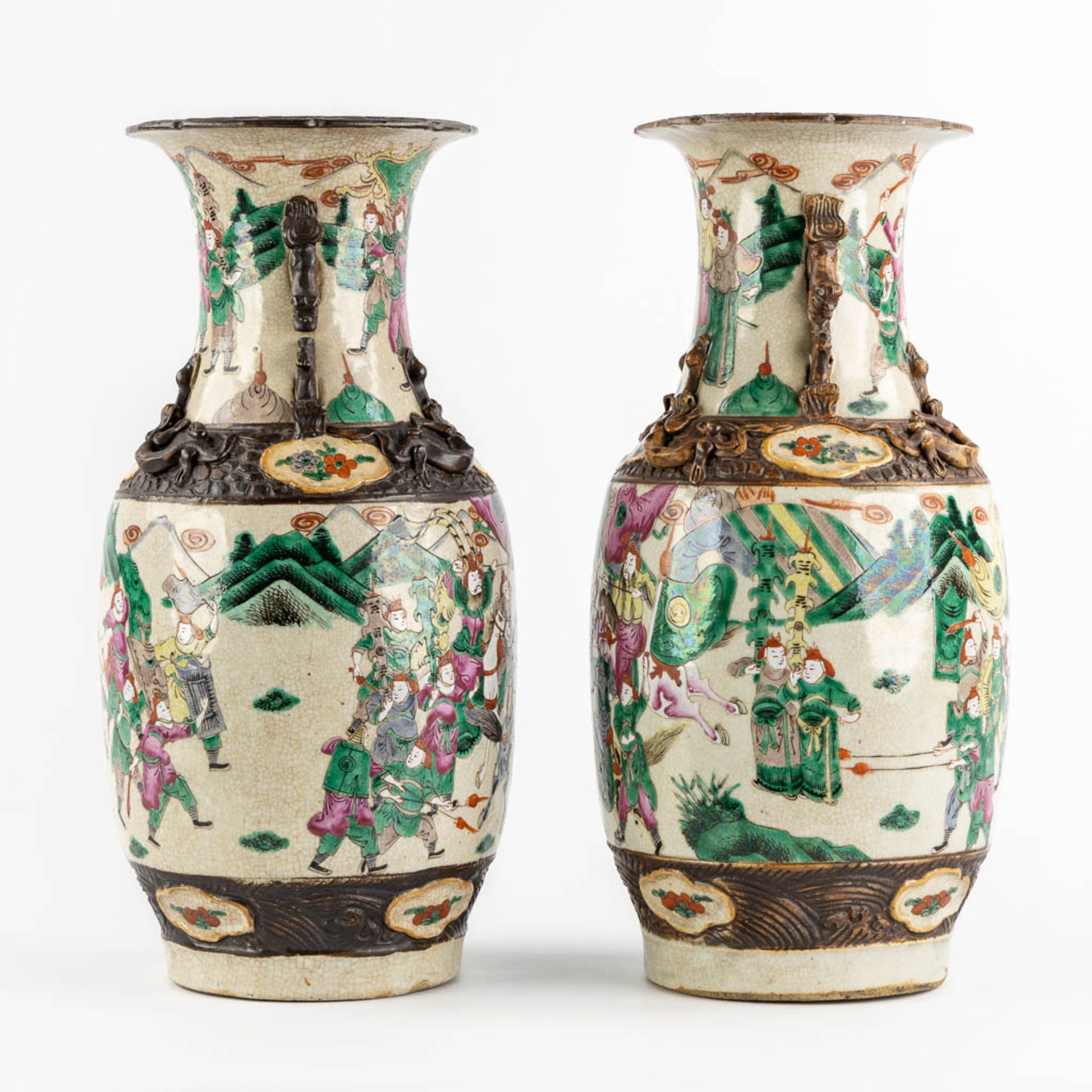 A pair of Chinese Nanking vases, decorated with battle scènes. (H:44 x D:20 cm) - Bild 3 aus 13