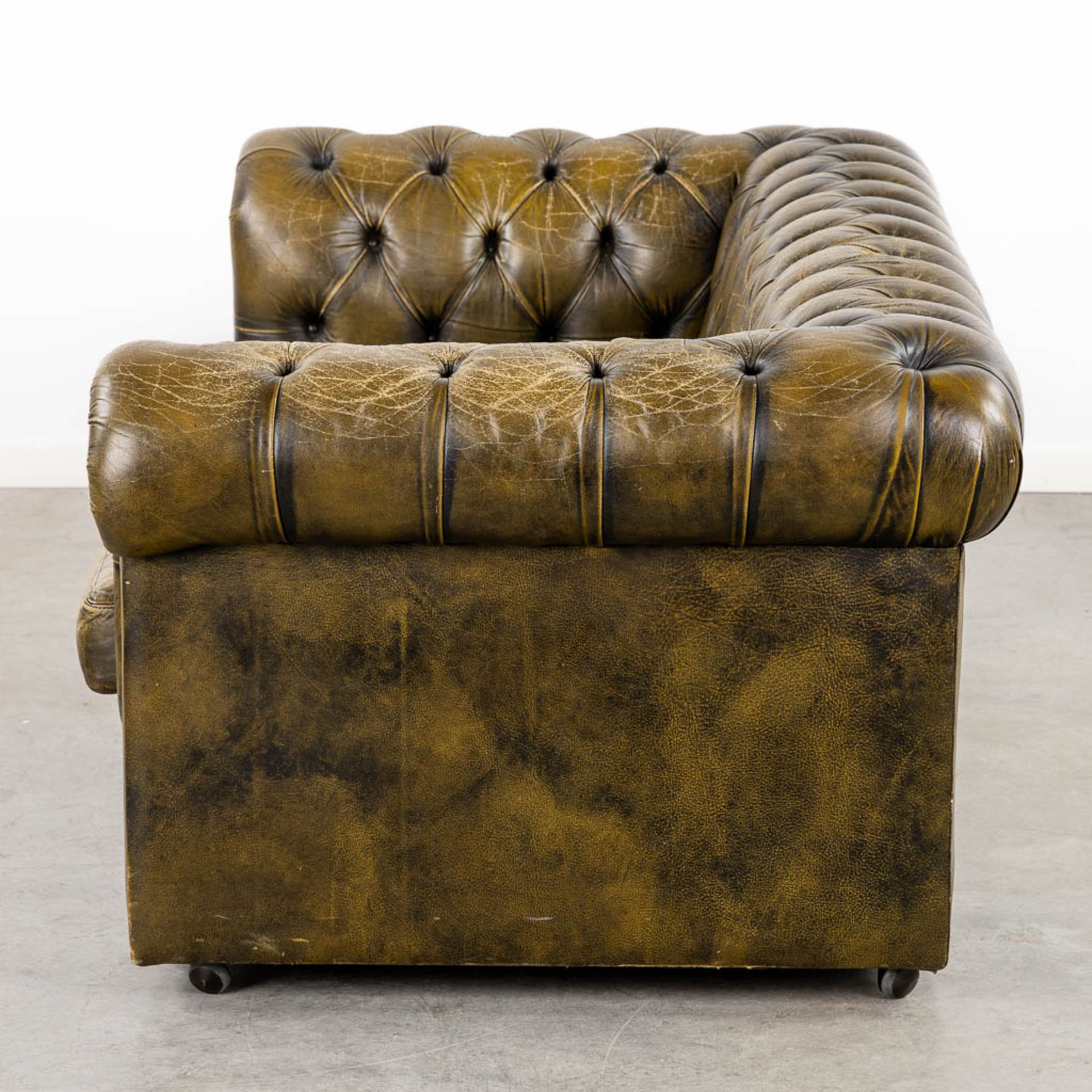 A Chesterfield three-person, green leather sofa. (L:90 x W:188 x H:68 cm) - Bild 4 aus 13