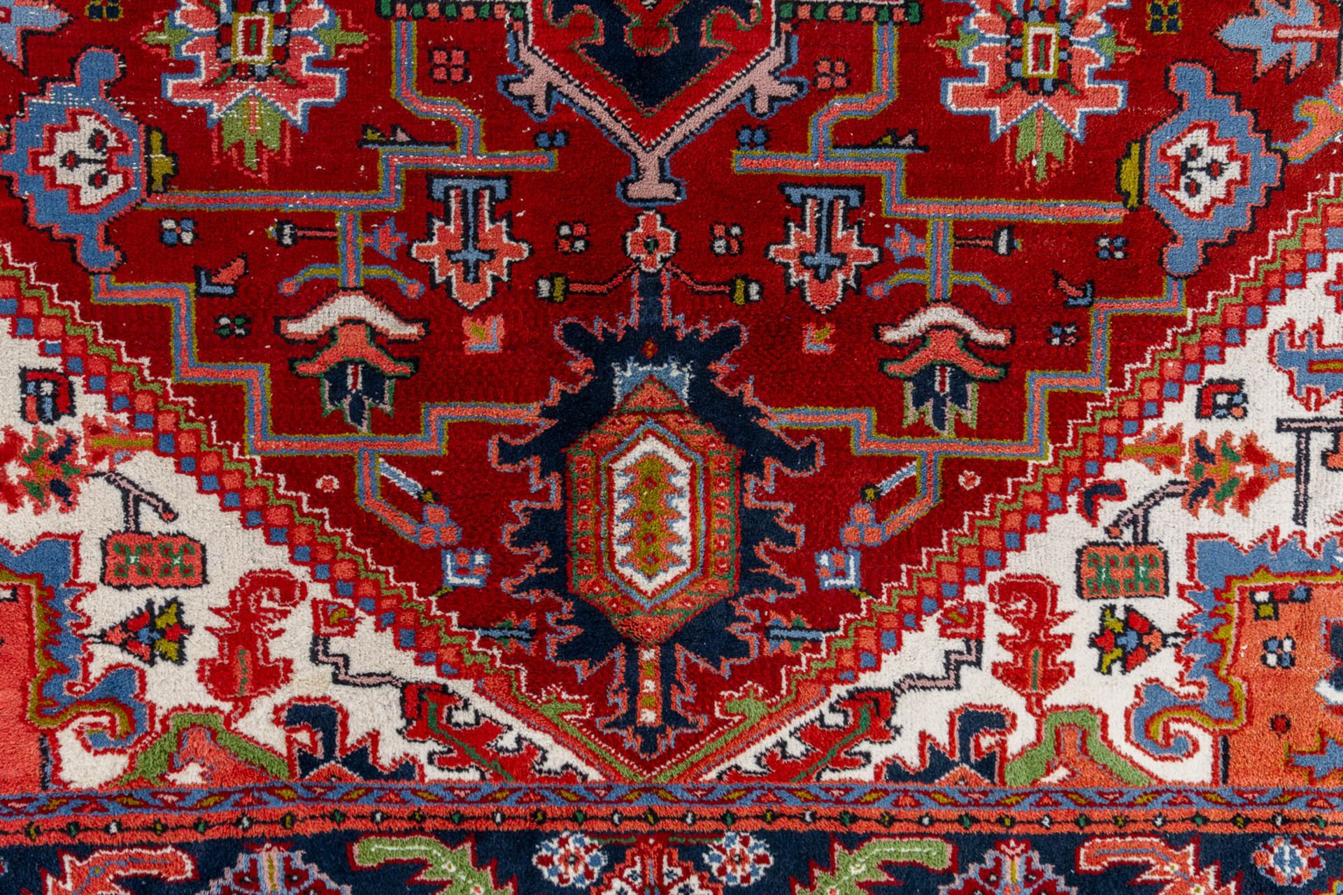 An Oriental hand-made carpet, Heriz. (L:350 x W:252 cm) - Bild 4 aus 11