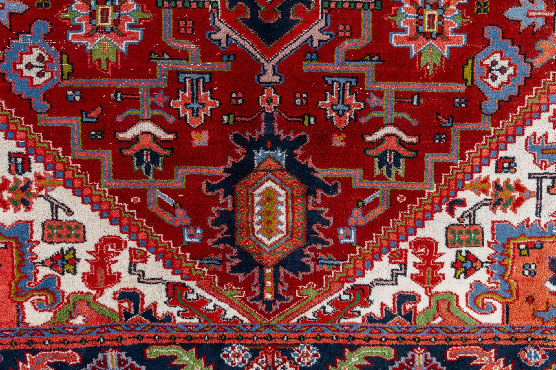 An Oriental hand-made carpet, Heriz. (L:350 x W:252 cm) - Image 4 of 11