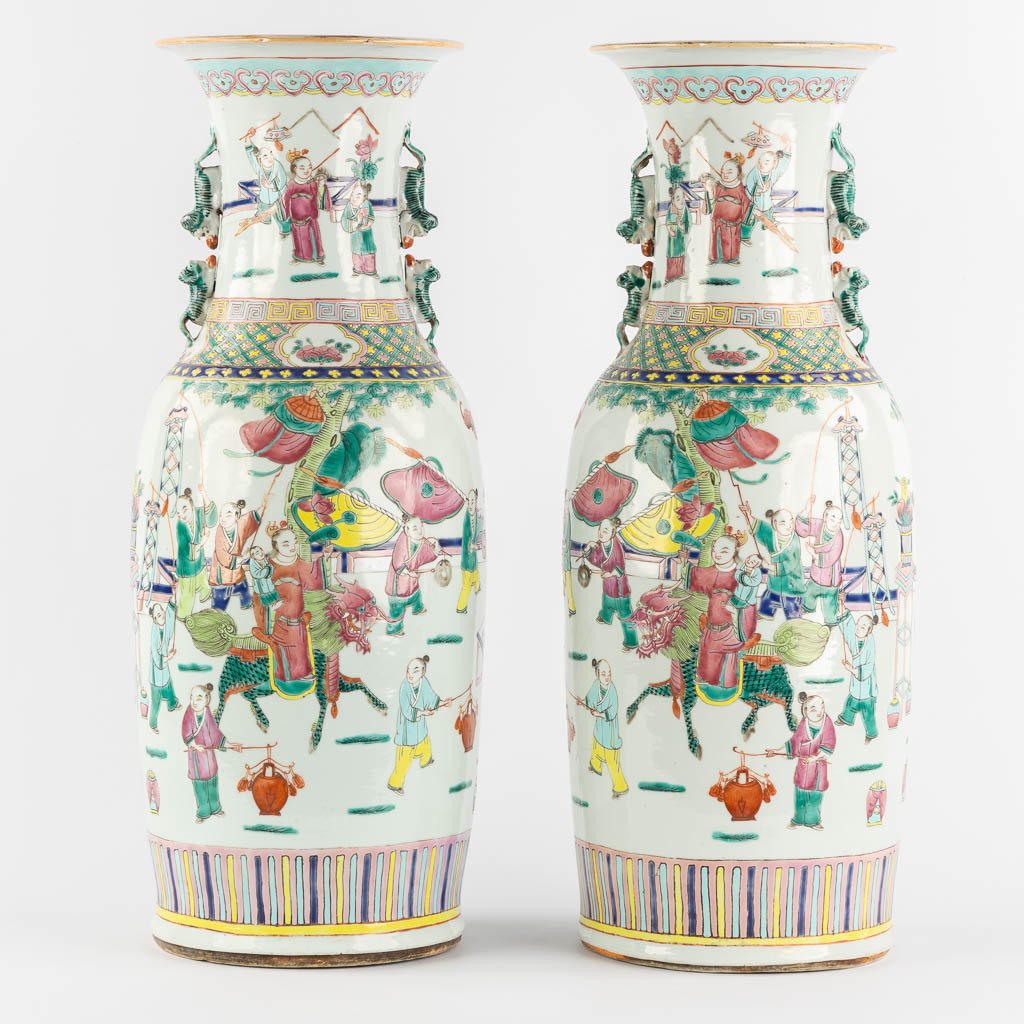 A pair of Chinese Famille Rose vases, Parade with dragons. (H:60 x D:23 cm)