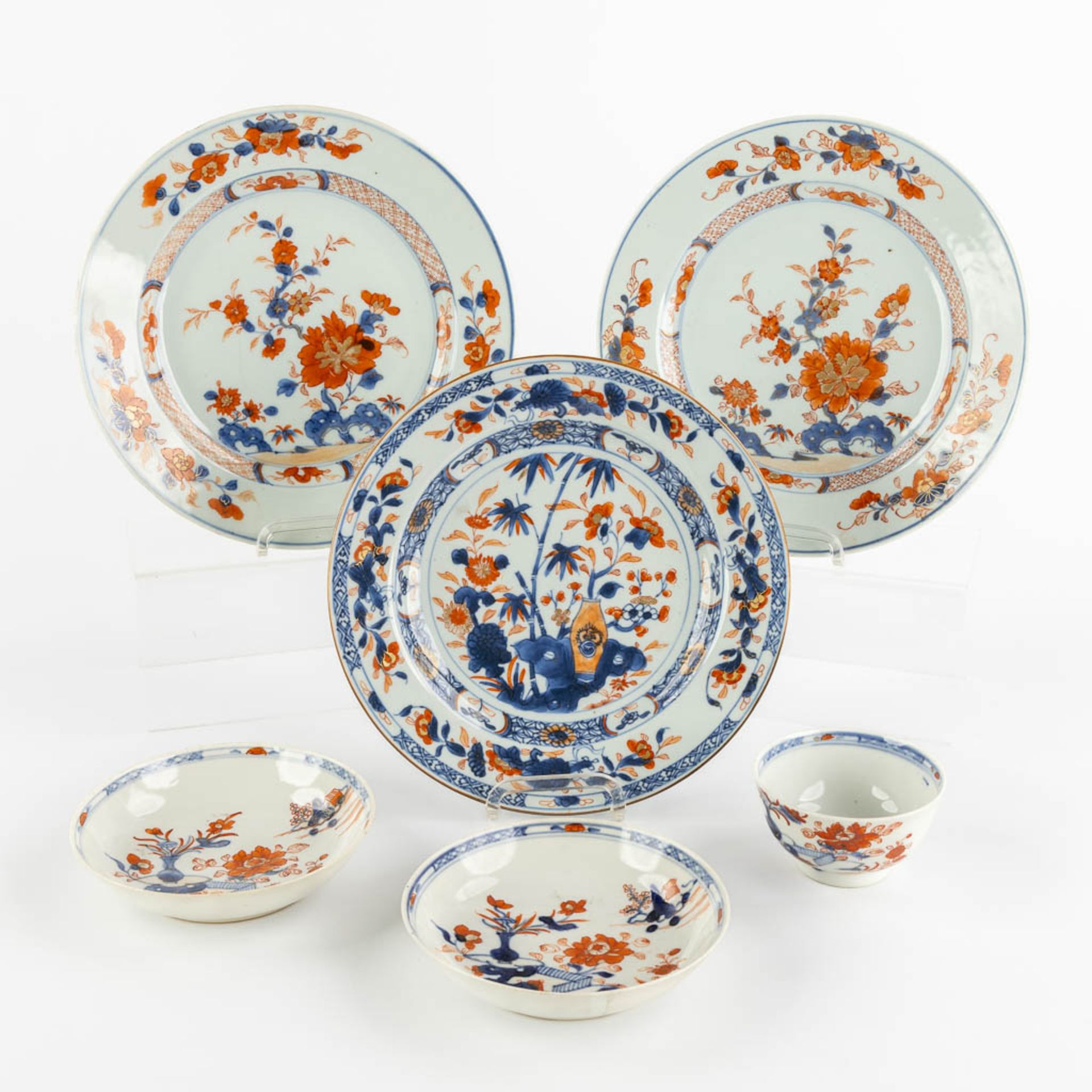 Six pieces of Japanese Imari porcelain, 19th/20th C. (D:23 cm)