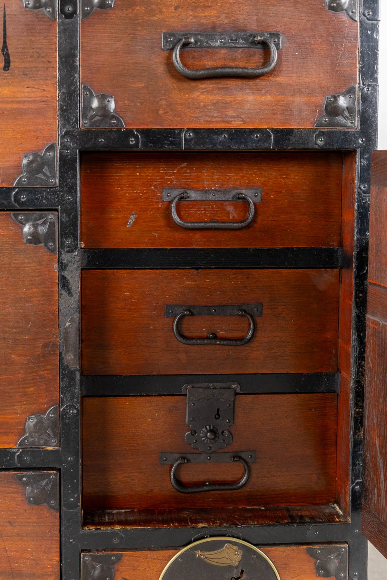 A Japanese 'Tansu' clothing cabinet, wood mounted with metal. (L:43 x W:111 x H:91 cm) - Image 15 of 15