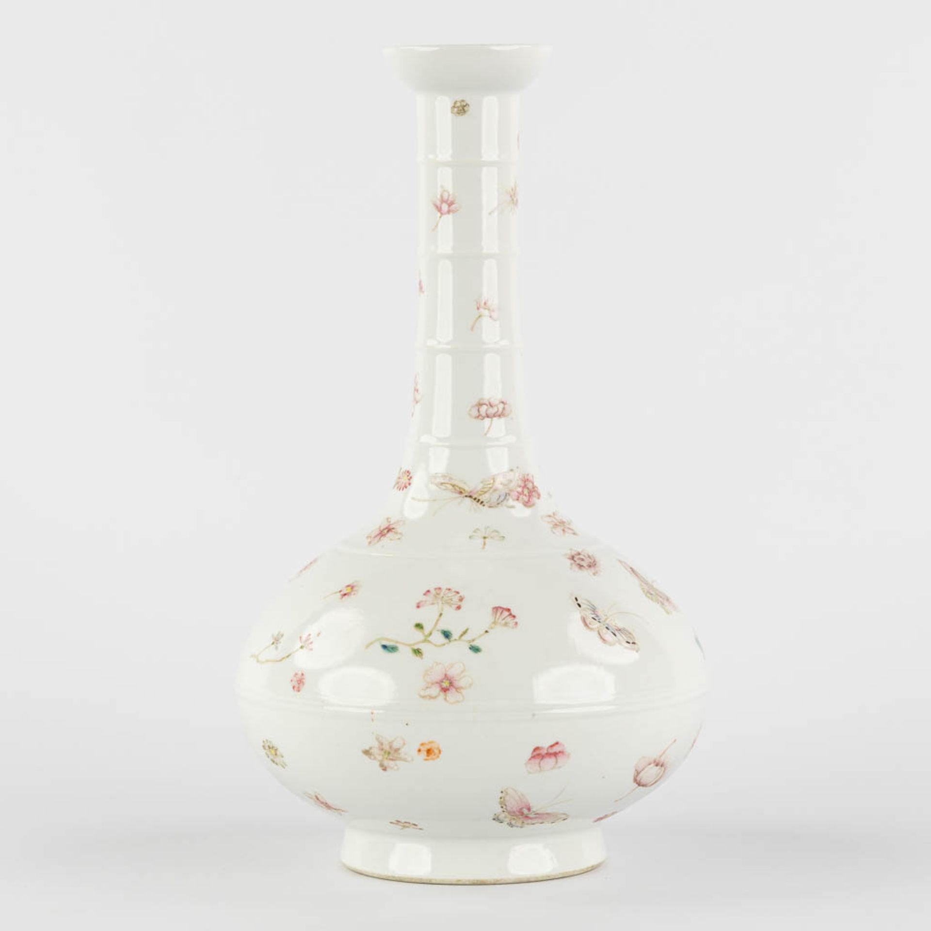 An unusual Chinese Famille Rose vase, decorated with butterflies, Yonghzeng mark, 19th C. (H:31 x D: - Image 3 of 11