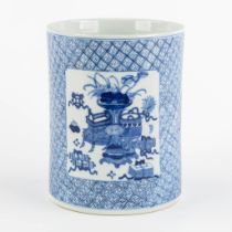 A Chinese brush pot, blue white, Swastika decor. Kangxi Style mark. (H:14,7 x D:12 cm)