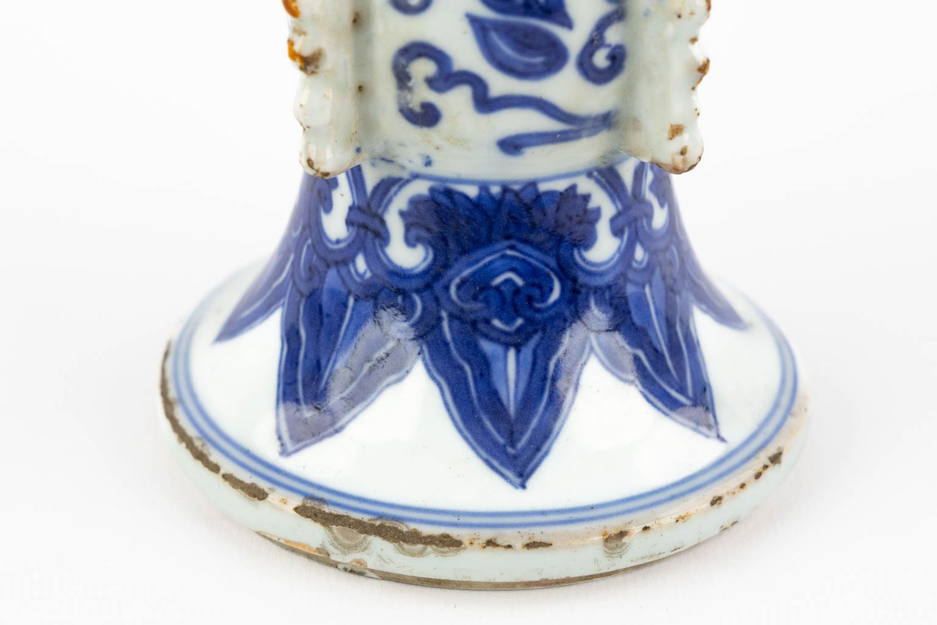 A Chinese Beaker vase, blue-white, Kangxi or Yongzheng period. (H:20 x D:15,5 cm) - Image 11 of 11